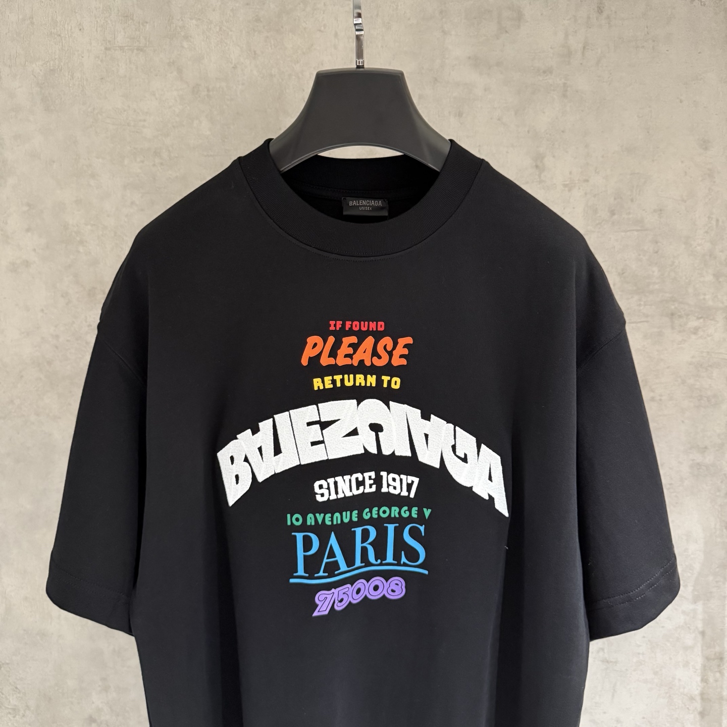 Balenciaga原單黑色短袖T恤巴黎字樣彩色排版印花設計款| 12 Balenciaga原單黑色短袖T恤巴黎字樣彩色排版印花設計款