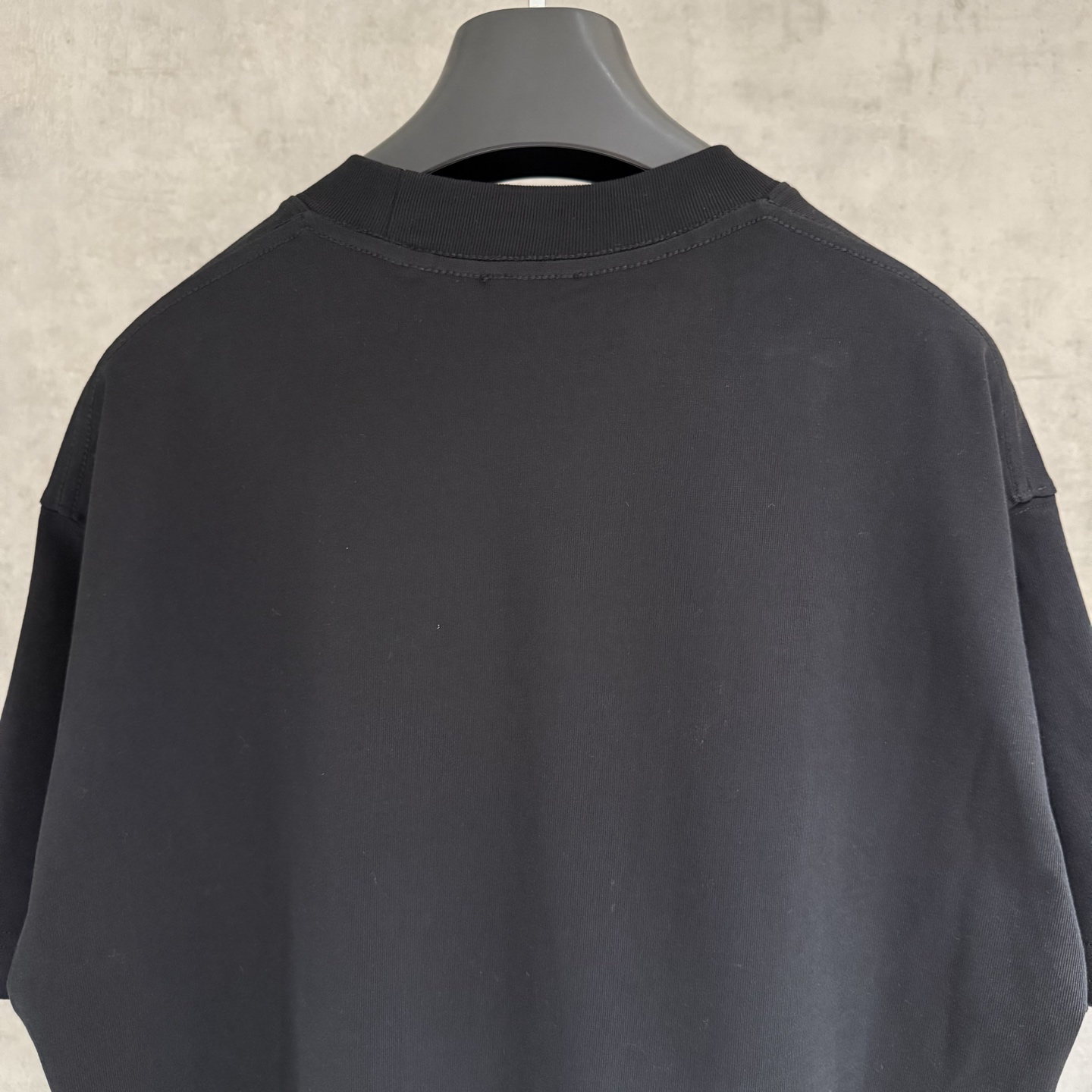Balenciaga原單黑色短袖T恤巴黎字樣彩色排版印花設計款| 11 Balenciaga原單黑色短袖T恤巴黎字樣彩色排版印花設計款