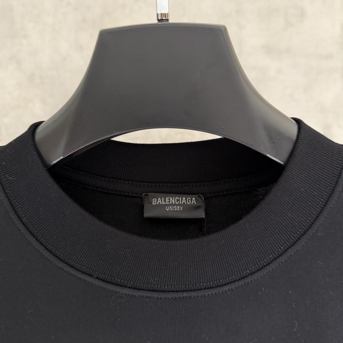 Balenciaga原單黑色短袖T恤巴黎字樣彩色排版印花設計款| 10 Balenciaga原單黑色短袖T恤巴黎字樣彩色排版印花設計款