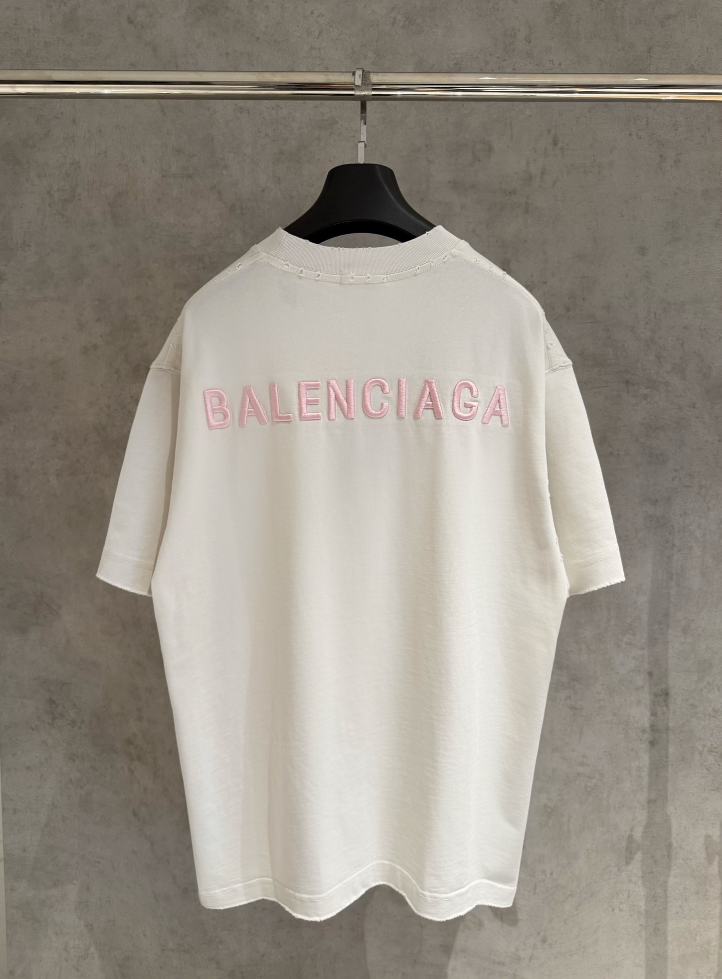 Balenciaga高仿白色短袖T恤粉色小字LOGO簡約質感款| 14 Balenciaga高仿白色短袖T恤粉色小字LOGO簡約質感款