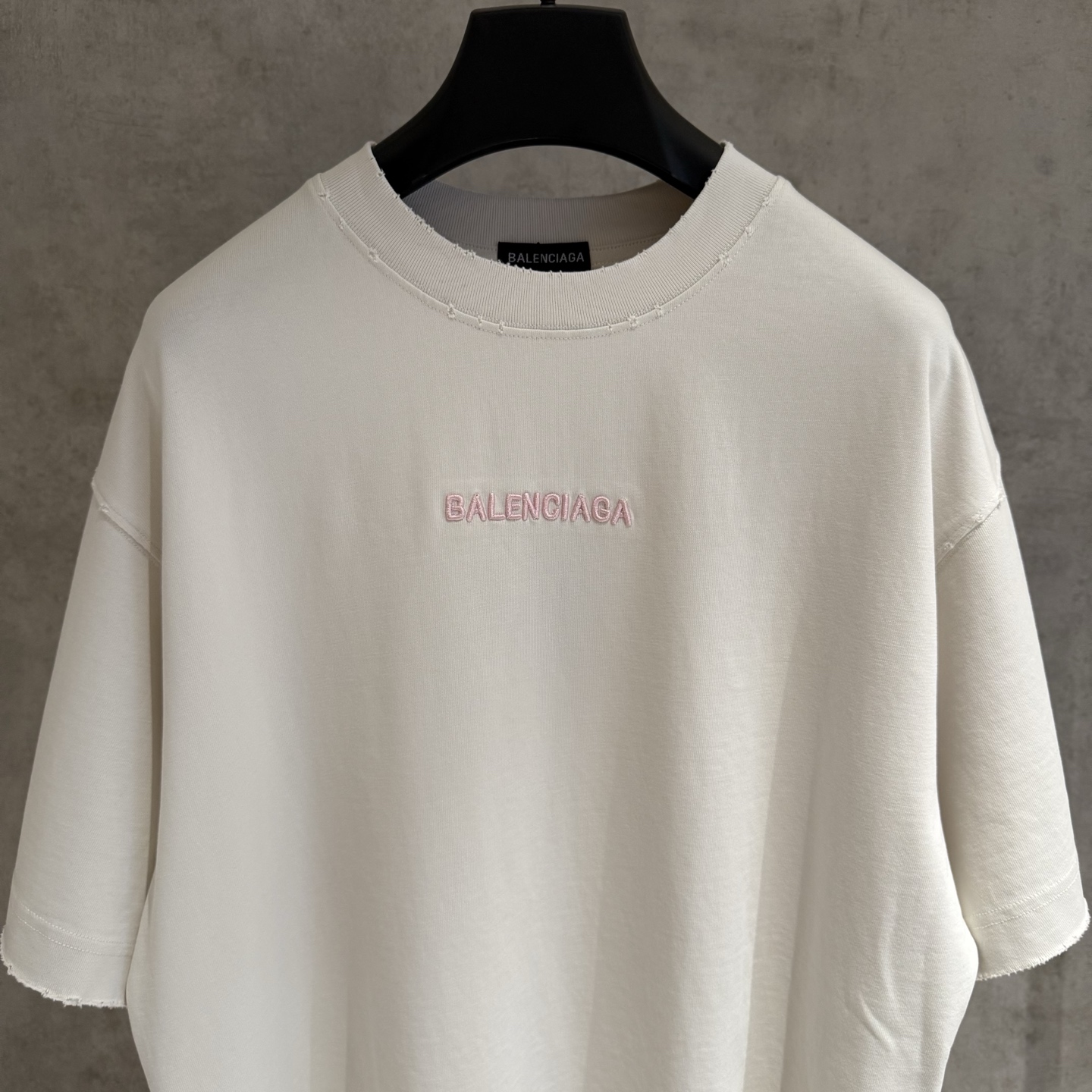 Balenciaga高仿白色短袖T恤粉色小字LOGO簡約質感款| 13 Balenciaga高仿白色短袖T恤粉色小字LOGO簡約質感款