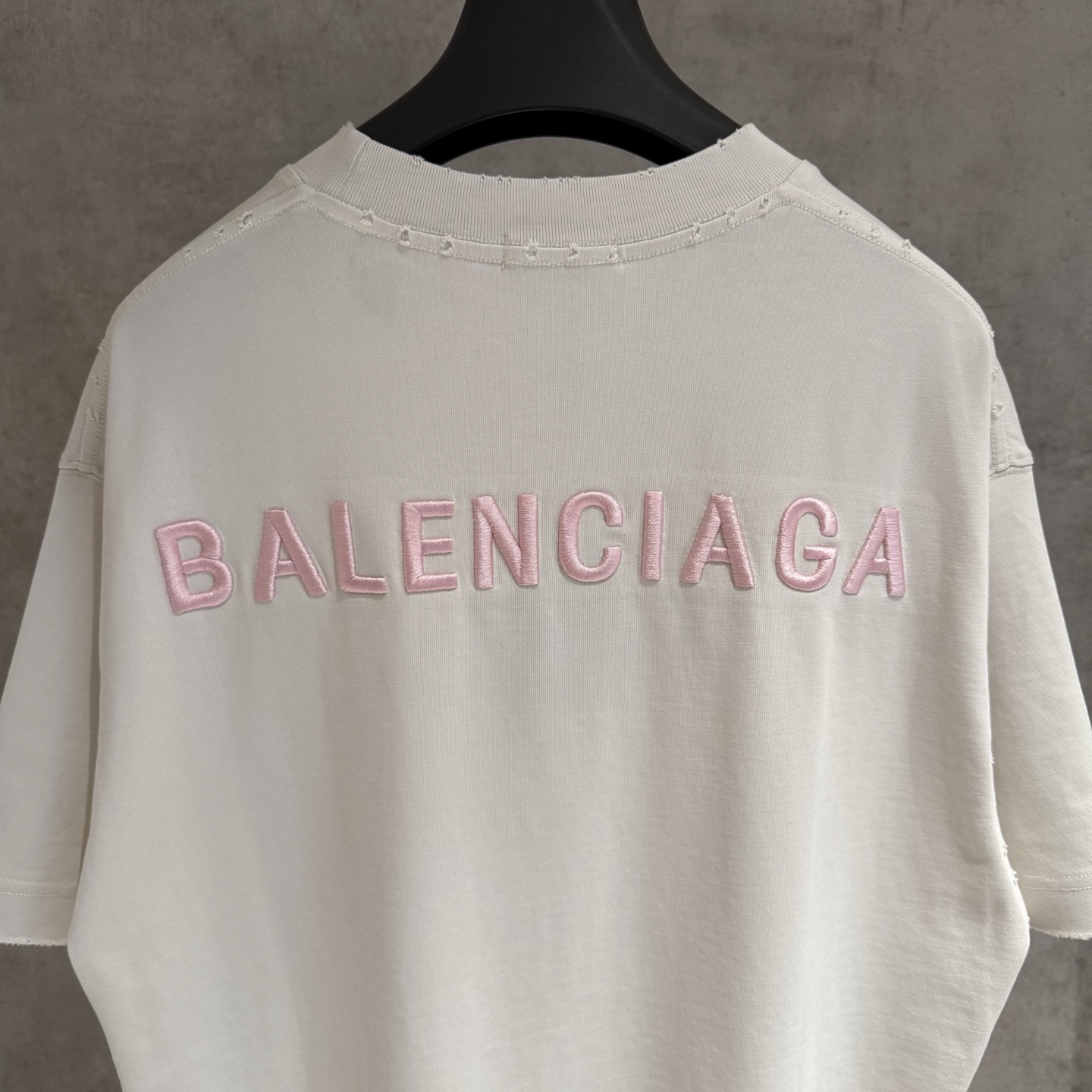 Balenciaga高仿白色短袖T恤粉色小字LOGO簡約質感款| 12 Balenciaga高仿白色短袖T恤粉色小字LOGO簡約質感款