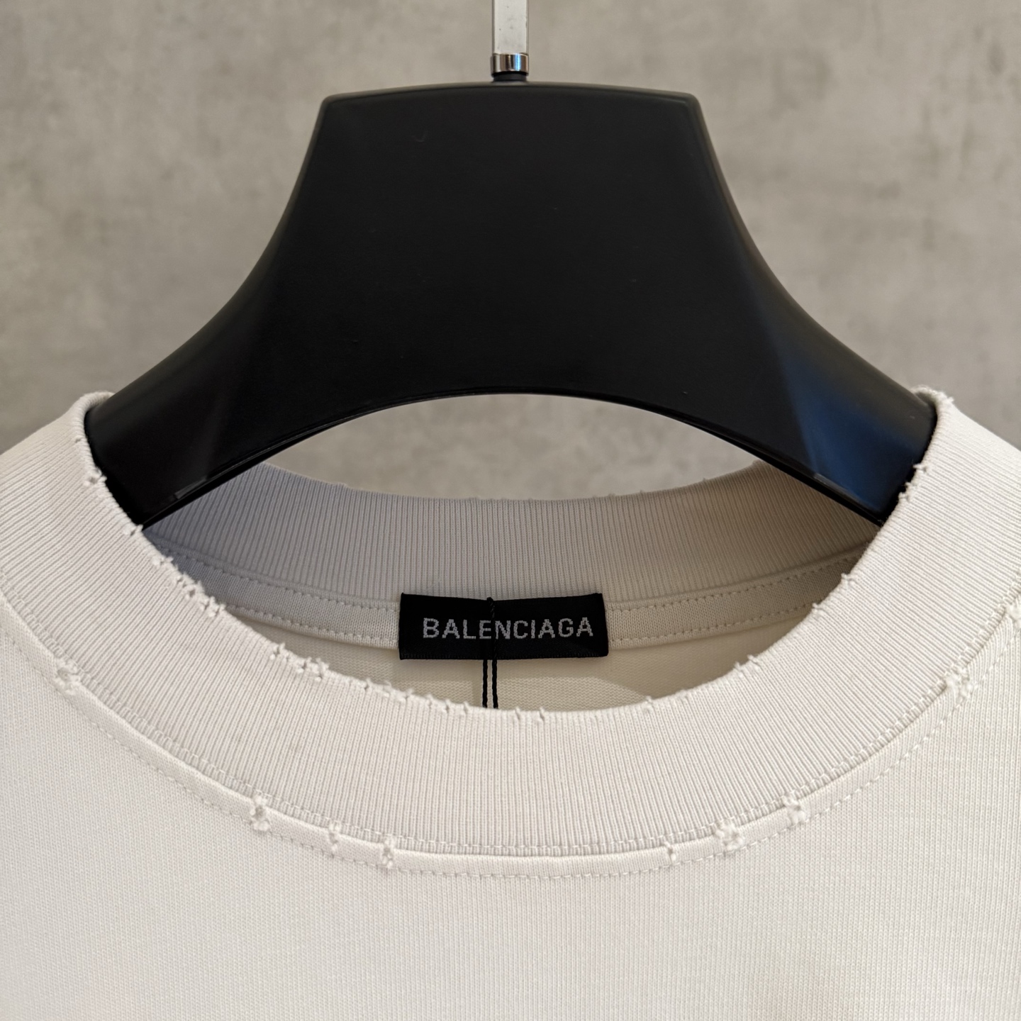 Balenciaga高仿白色短袖T恤粉色小字LOGO簡約質感款| 11 Balenciaga高仿白色短袖T恤粉色小字LOGO簡約質感款