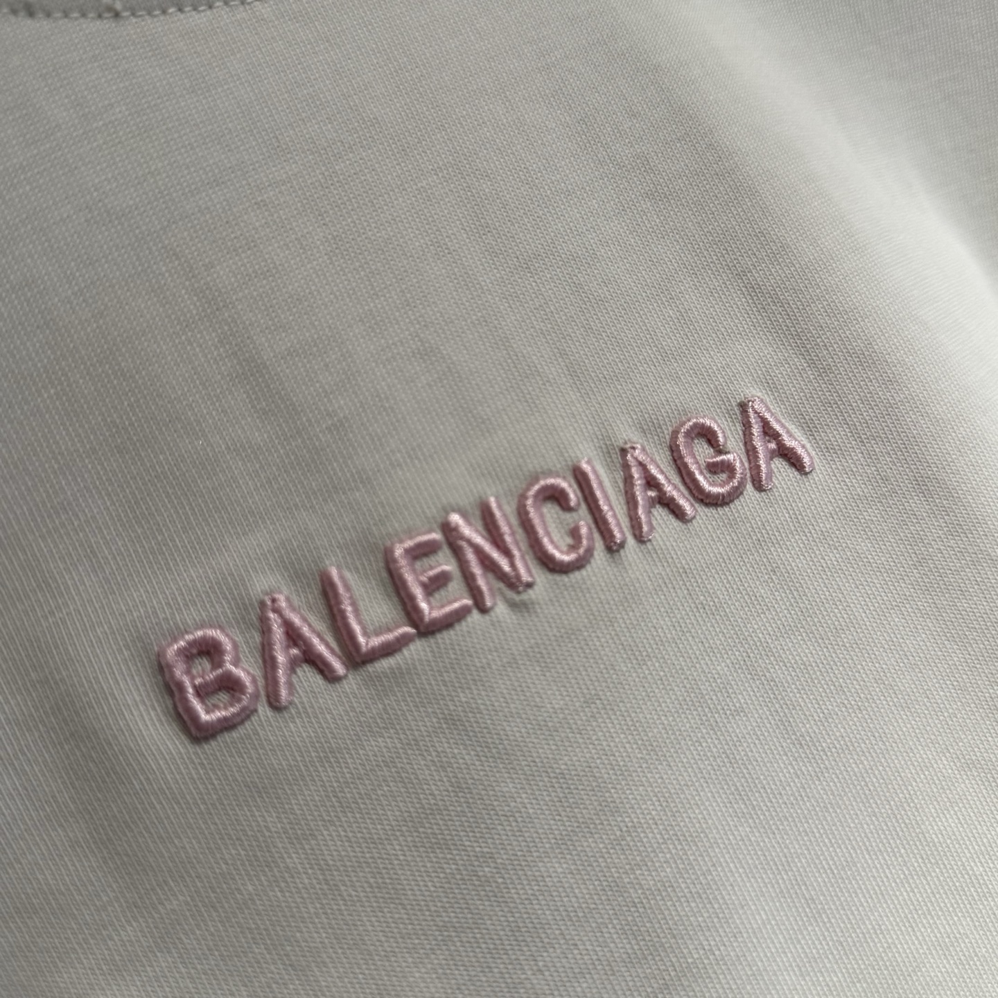 Balenciaga高仿白色短袖T恤粉色小字LOGO簡約質感款| 10 Balenciaga高仿白色短袖T恤粉色小字LOGO簡約質感款
