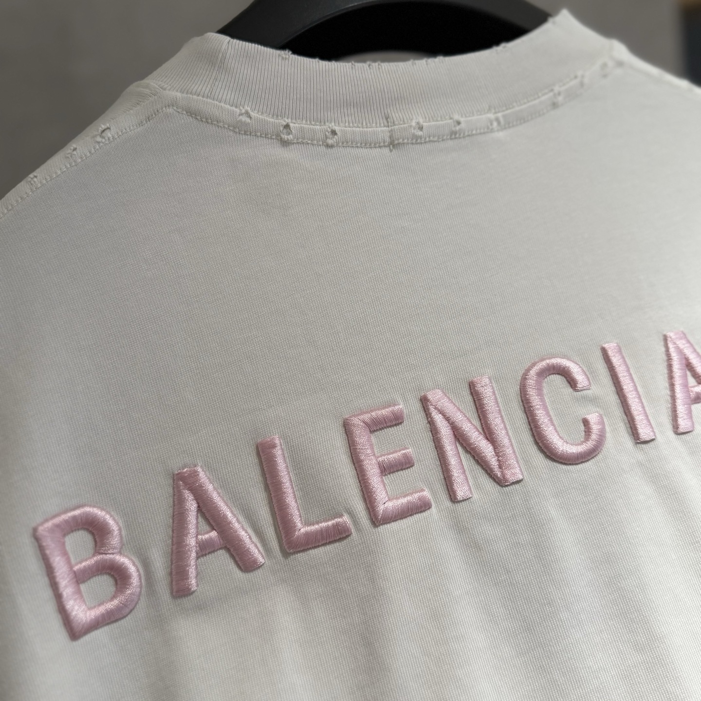 Balenciaga高仿白色短袖T恤粉色小字LOGO簡約質感款| 9 Balenciaga高仿白色短袖T恤粉色小字LOGO簡約質感款