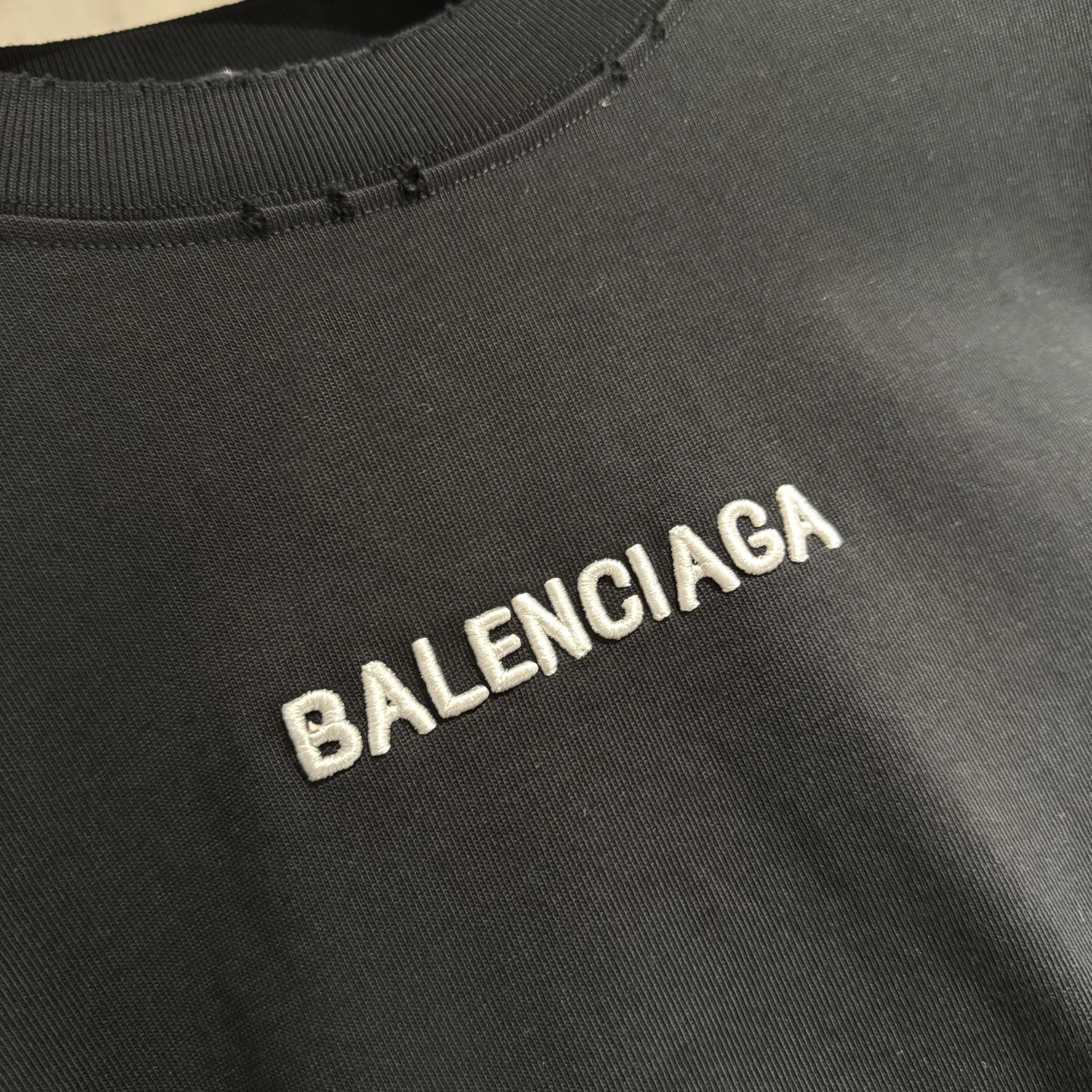 Balenciaga一比一黑色短袖T恤白色刺繡LOGO設計經典款| 10 Balenciaga一比一黑色短袖T恤白色刺繡LOGO設計經典款