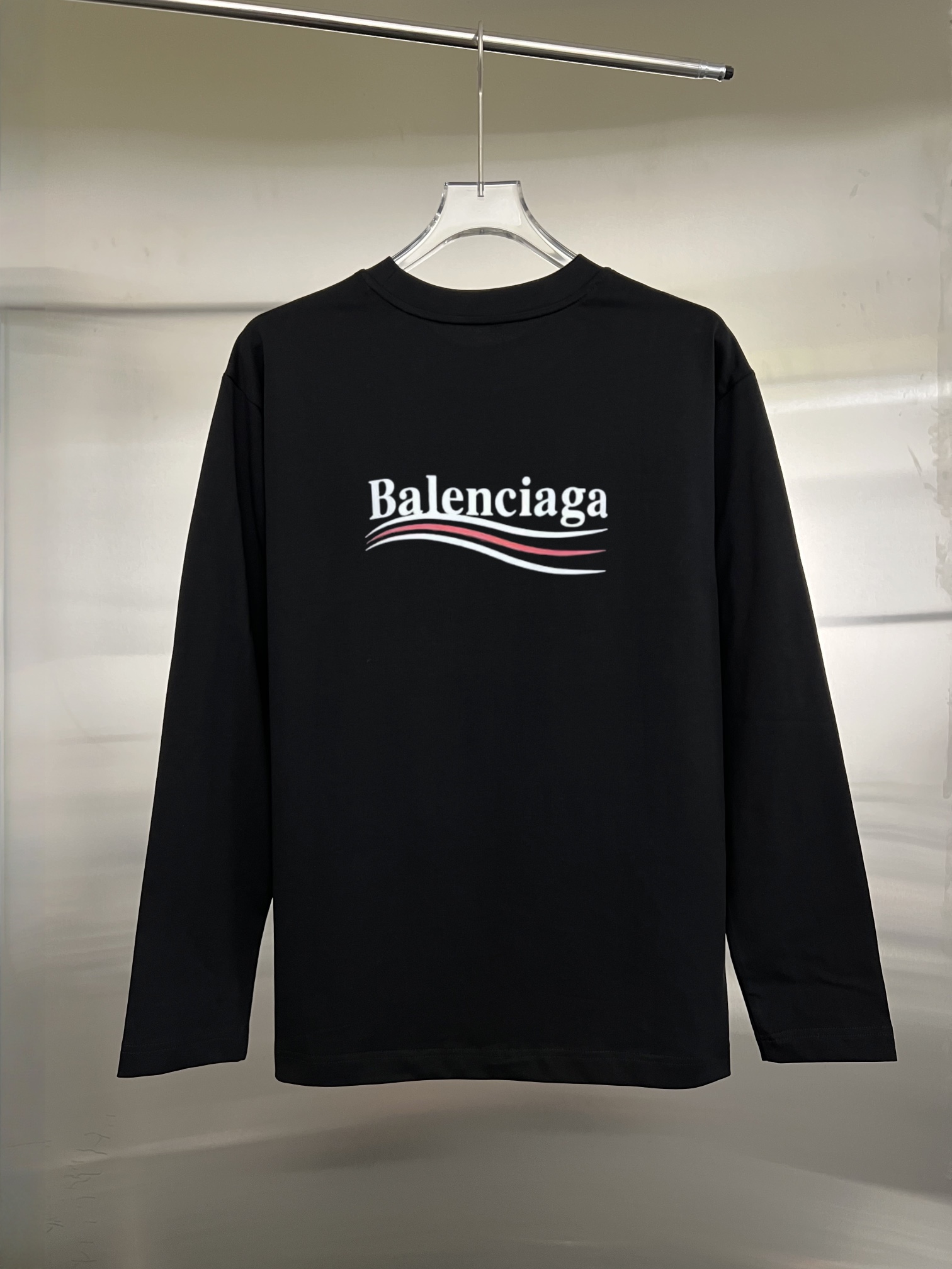 Balenciaga高仿黑色長袖T恤胸前標誌弧形波浪設計印花款| 13 Balenciaga高仿黑色長袖T恤胸前標誌弧形波浪設計印花款