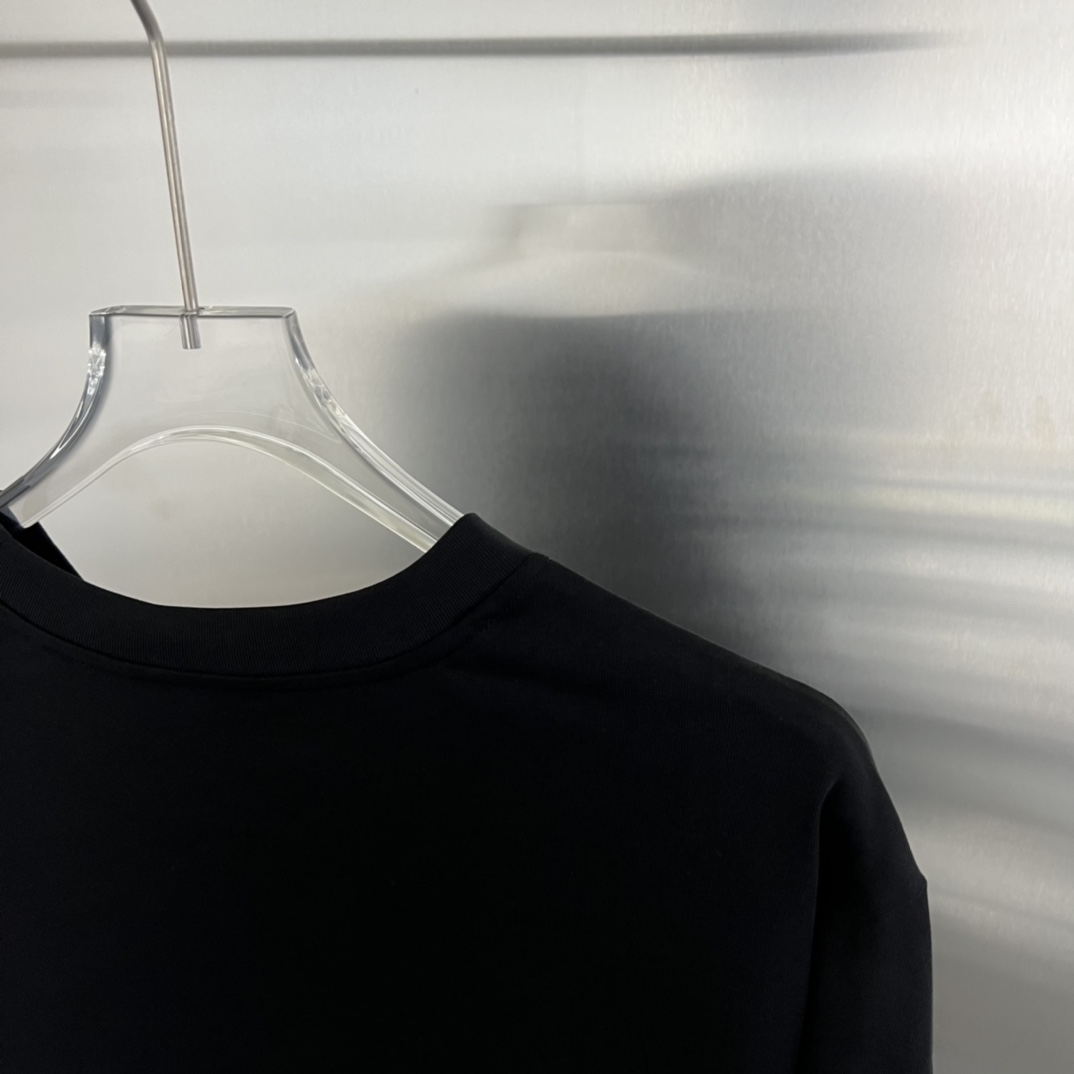 Balenciaga高仿黑色長袖T恤胸前標誌弧形波浪設計印花款| 7 Balenciaga高仿黑色長袖T恤胸前標誌弧形波浪設計印花款