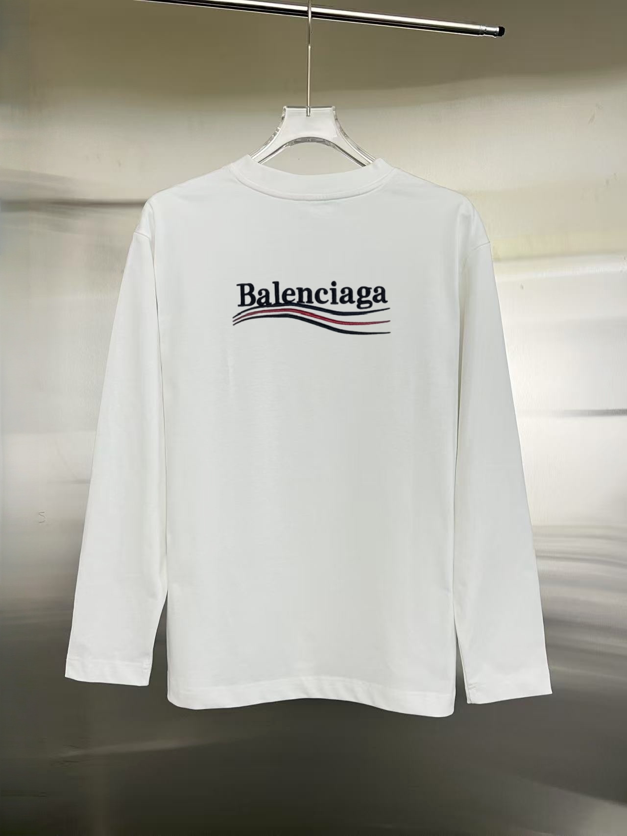 Balenciaga一比一白色長袖T恤胸前品牌波浪LOGO設計| 12 Balenciaga一比一白色長袖T恤胸前品牌波浪LOGO設計