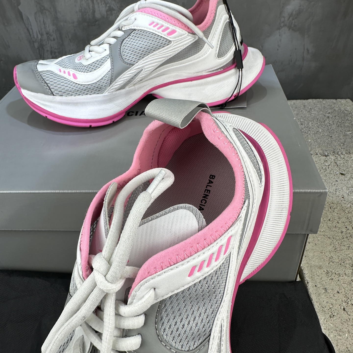 Balenciaga A貨運動鞋女款 粉灰拼色流線設計 高機能輕跑鞋| 9 Balenciaga A貨運動鞋女款 粉灰拼色流線設計 高機能輕跑鞋