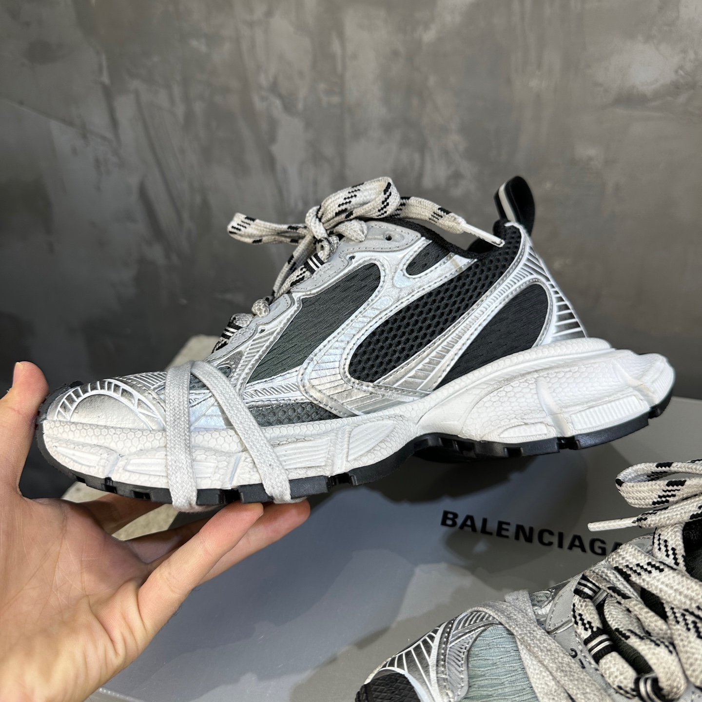 Balenciaga 一比一灰白老爹運動鞋 女款輕量結構 訓練跑鞋推薦| 11 Balenciaga 一比一灰白老爹運動鞋 女款輕量結構 訓練跑鞋推薦