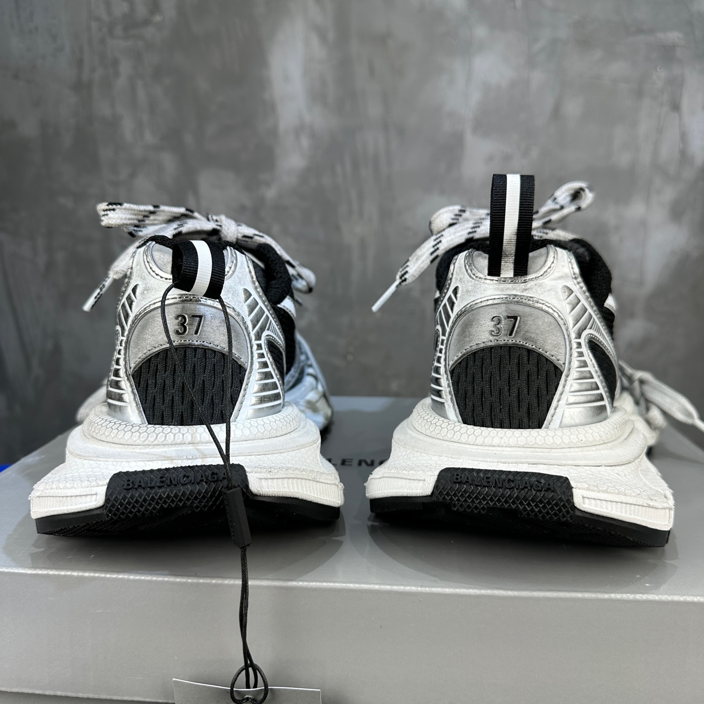Balenciaga 一比一灰白老爹運動鞋 女款輕量結構 訓練跑鞋推薦| 8 Balenciaga 一比一灰白老爹運動鞋 女款輕量結構 訓練跑鞋推薦