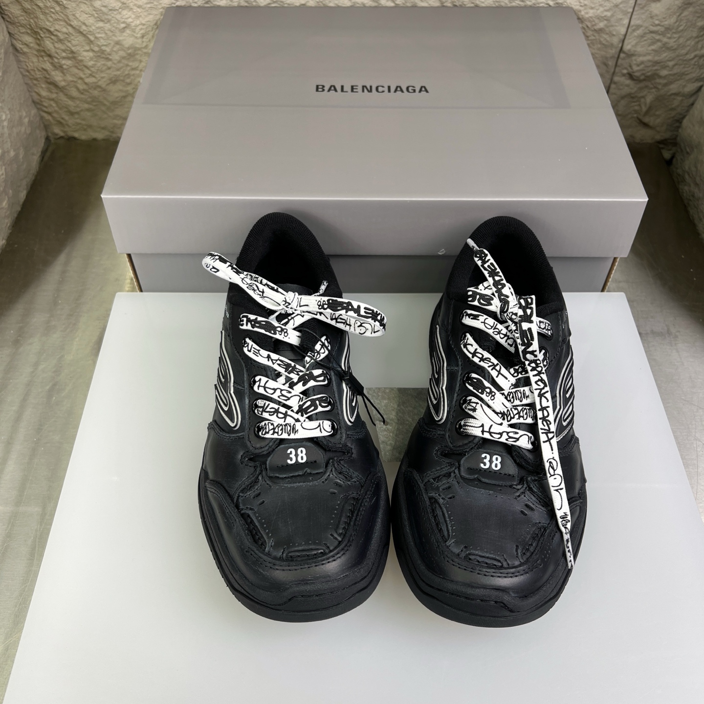 Balenciaga 高仿黑色滑板鞋 男款街頭風格 字體塗鴉復刻設計