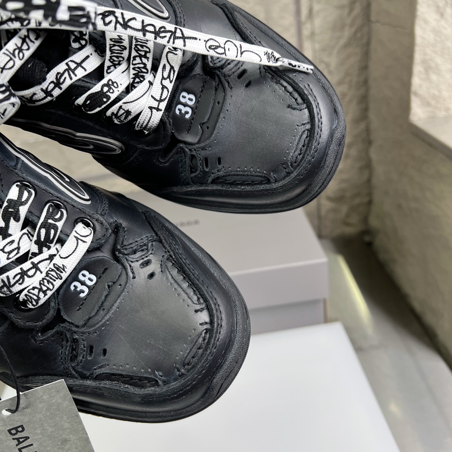 Balenciaga 高仿黑色滑板鞋 男款街頭風格 字體塗鴉復刻設計|超A仿原單精品圖片 10 Balenciaga 高仿黑色滑板鞋 男款街頭風格 字體塗鴉復刻設計|歐美奢侈品精品推薦
