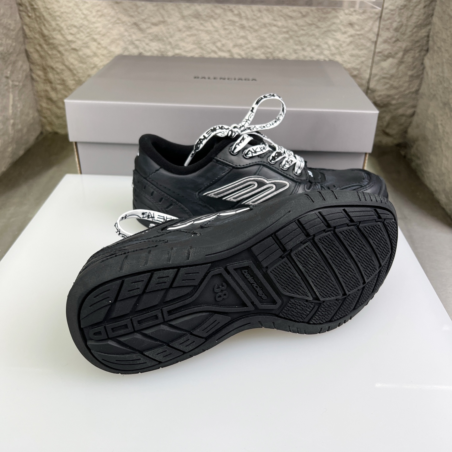 Balenciaga 高仿黑色滑板鞋 男款街頭風格 字體塗鴉復刻設計|超A仿原單精品圖片 7 Balenciaga 高仿黑色滑板鞋 男款街頭風格 字體塗鴉復刻設計|歐美奢侈品精品推薦