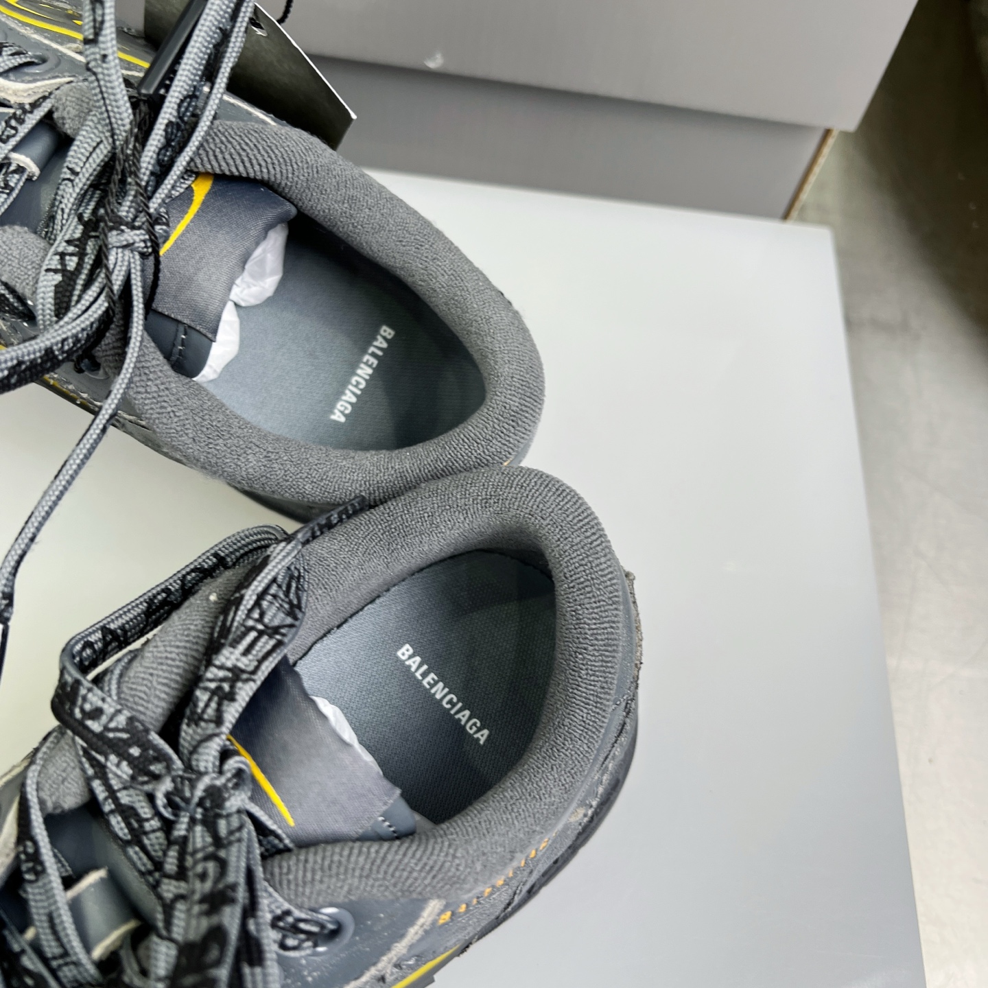 Balenciaga 高仿滑板鞋男款 灰黃撞色復古風 潮流街頭風格| 9 Balenciaga 高仿滑板鞋男款 灰黃撞色復古風 潮流街頭風格