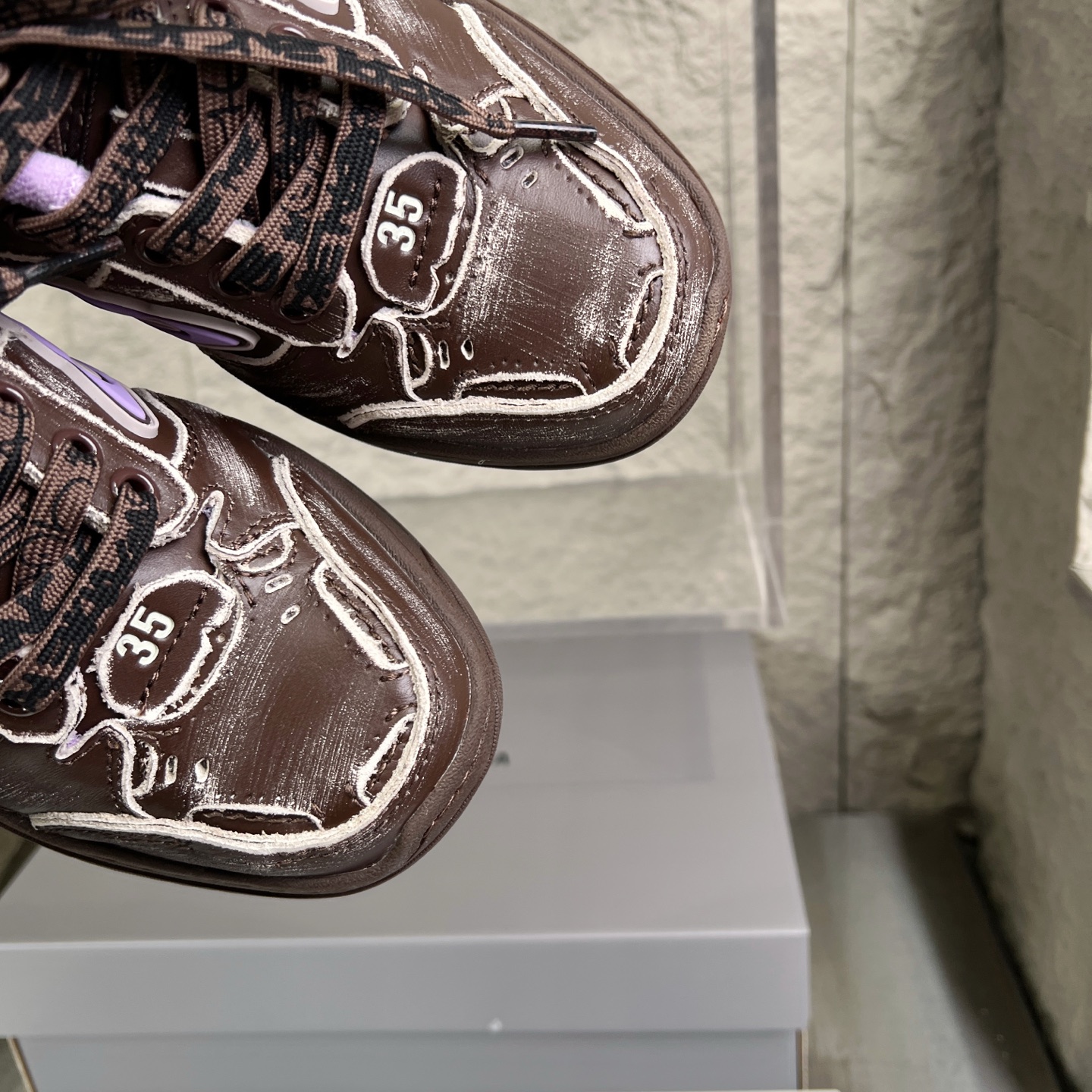 Balenciaga 高仿滑板鞋女款 咖啡紫塗鴉設計 復古刷舊街頭風格｜歐美奢侈品精品推薦