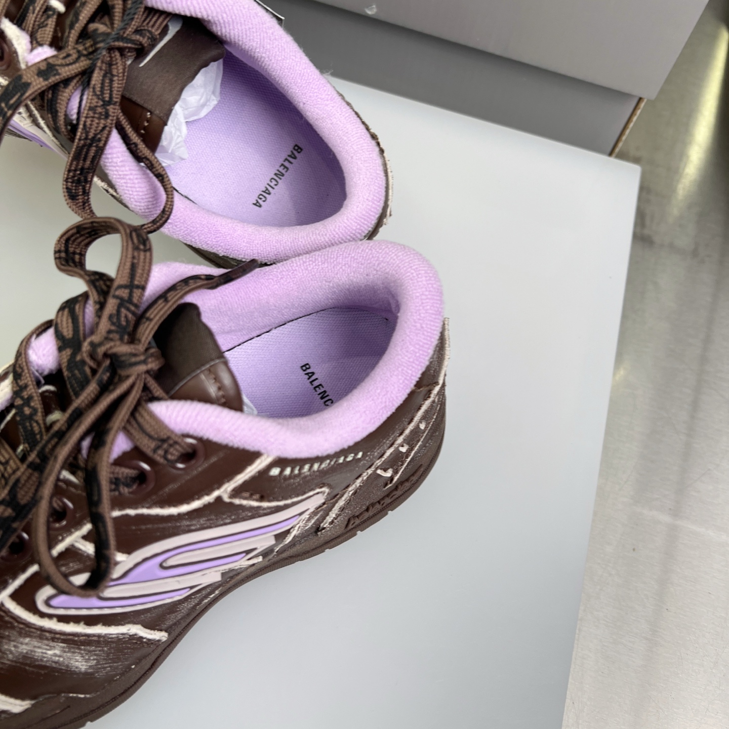 Balenciaga 高仿滑板鞋女款 咖啡紫塗鴉設計 復古刷舊街頭風格｜歐美奢侈品精品推薦