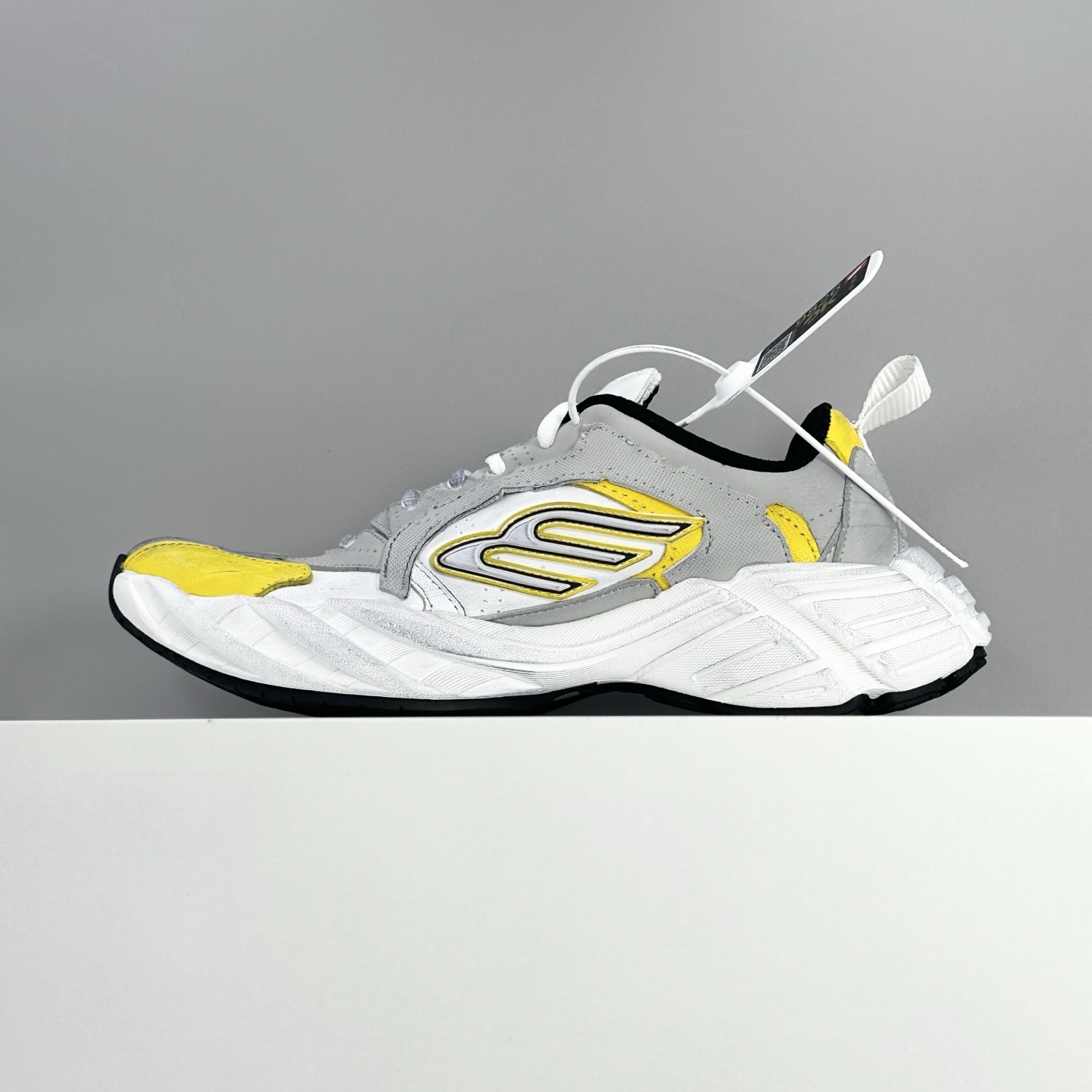 Balenciaga 高仿灰白黃撞色運動鞋 男款流線設計 潮人跑鞋款式| 14 Balenciaga 高仿灰白黃撞色運動鞋 男款流線設計 潮人跑鞋款式