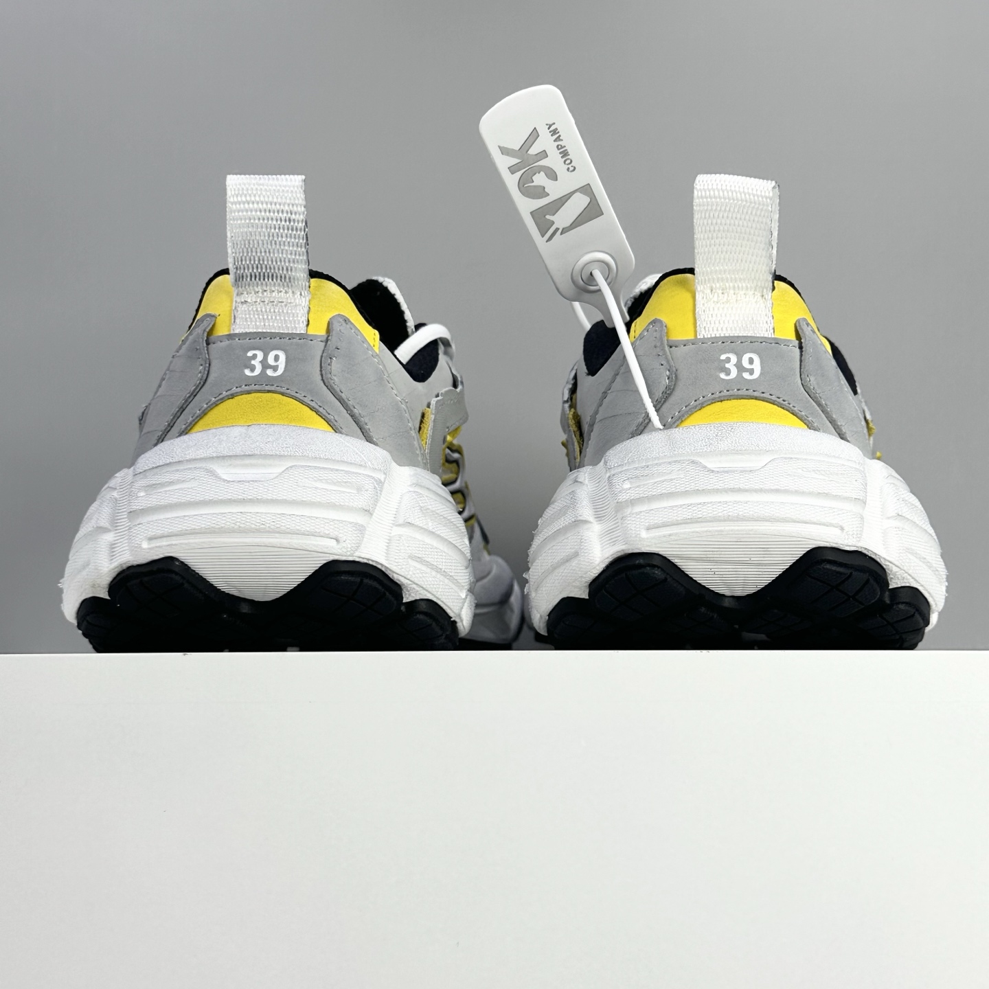 Balenciaga 高仿灰白黃撞色運動鞋 男款流線設計 潮人跑鞋款式| 10 Balenciaga 高仿灰白黃撞色運動鞋 男款流線設計 潮人跑鞋款式