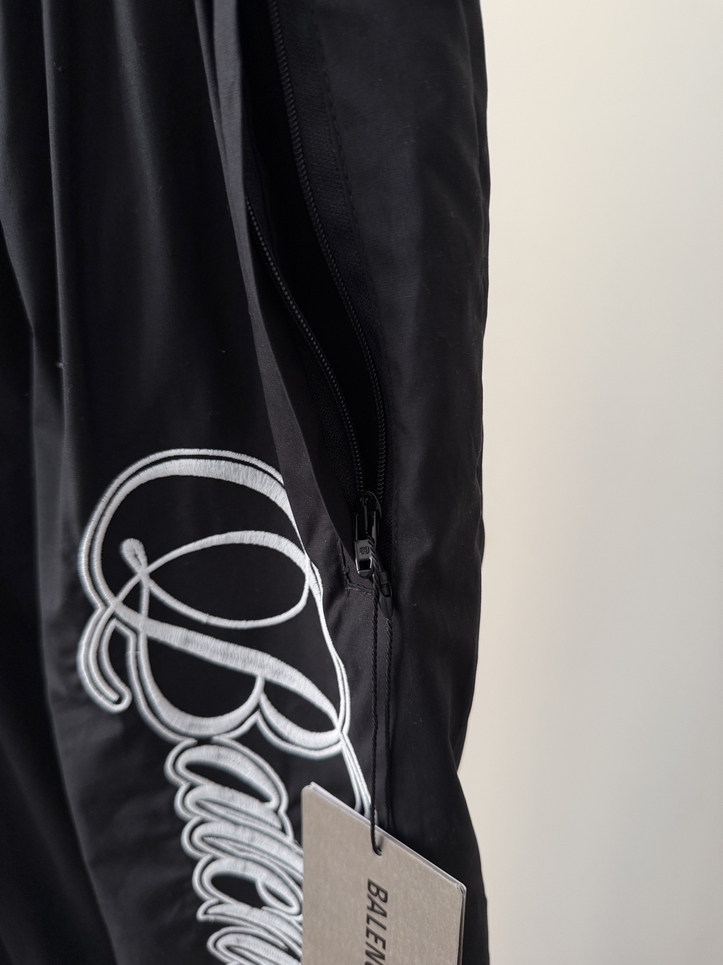 Balenciaga 高仿長褲男款 Paris 字體刺繡 運動風寬鬆版型| 9 Balenciaga 高仿長褲男款 Paris 字體刺繡 運動風寬鬆版型