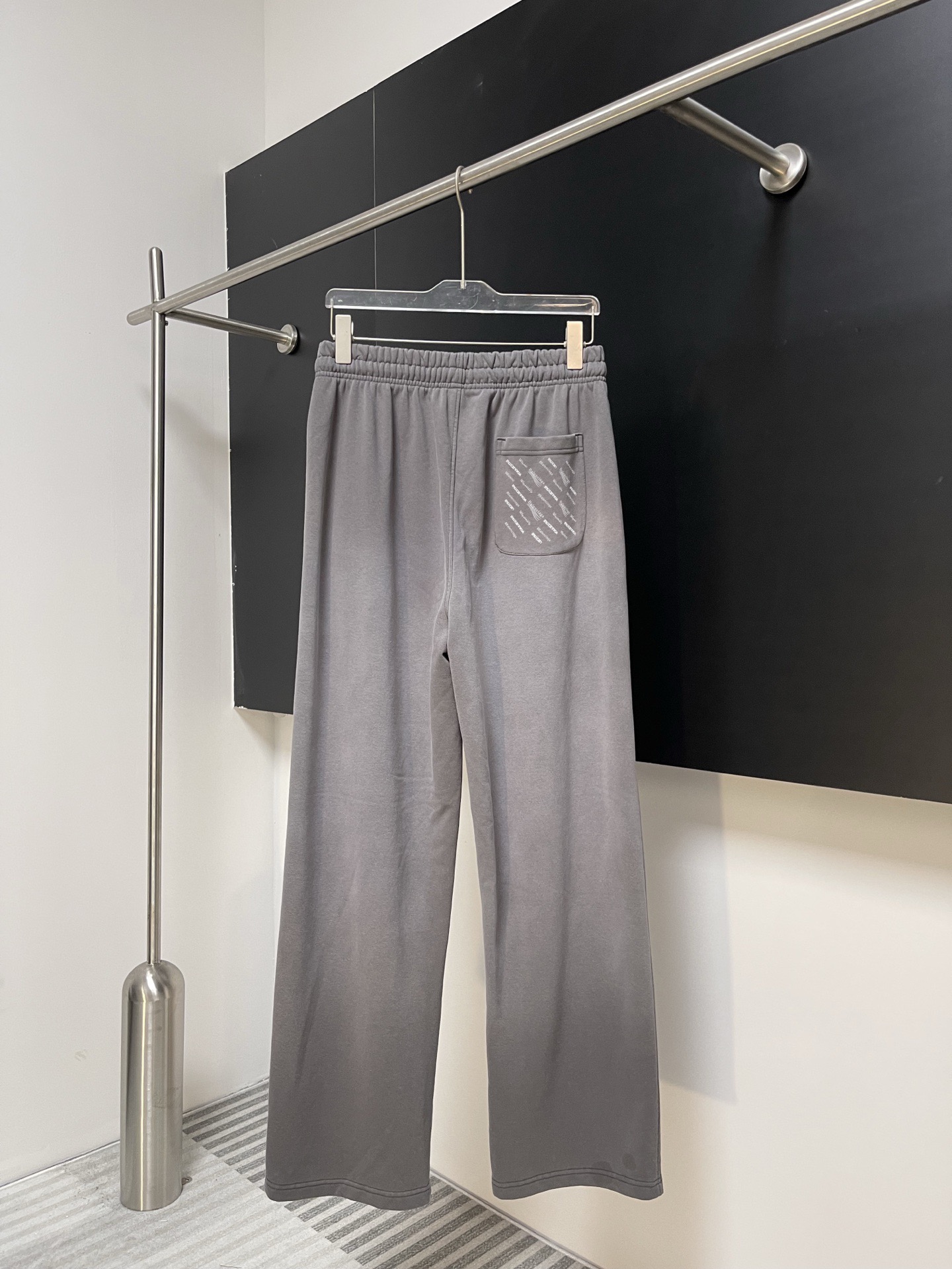 Balenciaga 高仿運動長褲男款 灰色多語標語印花寬鬆款| 12 Balenciaga 高仿運動長褲男款 灰色多語標語印花寬鬆款