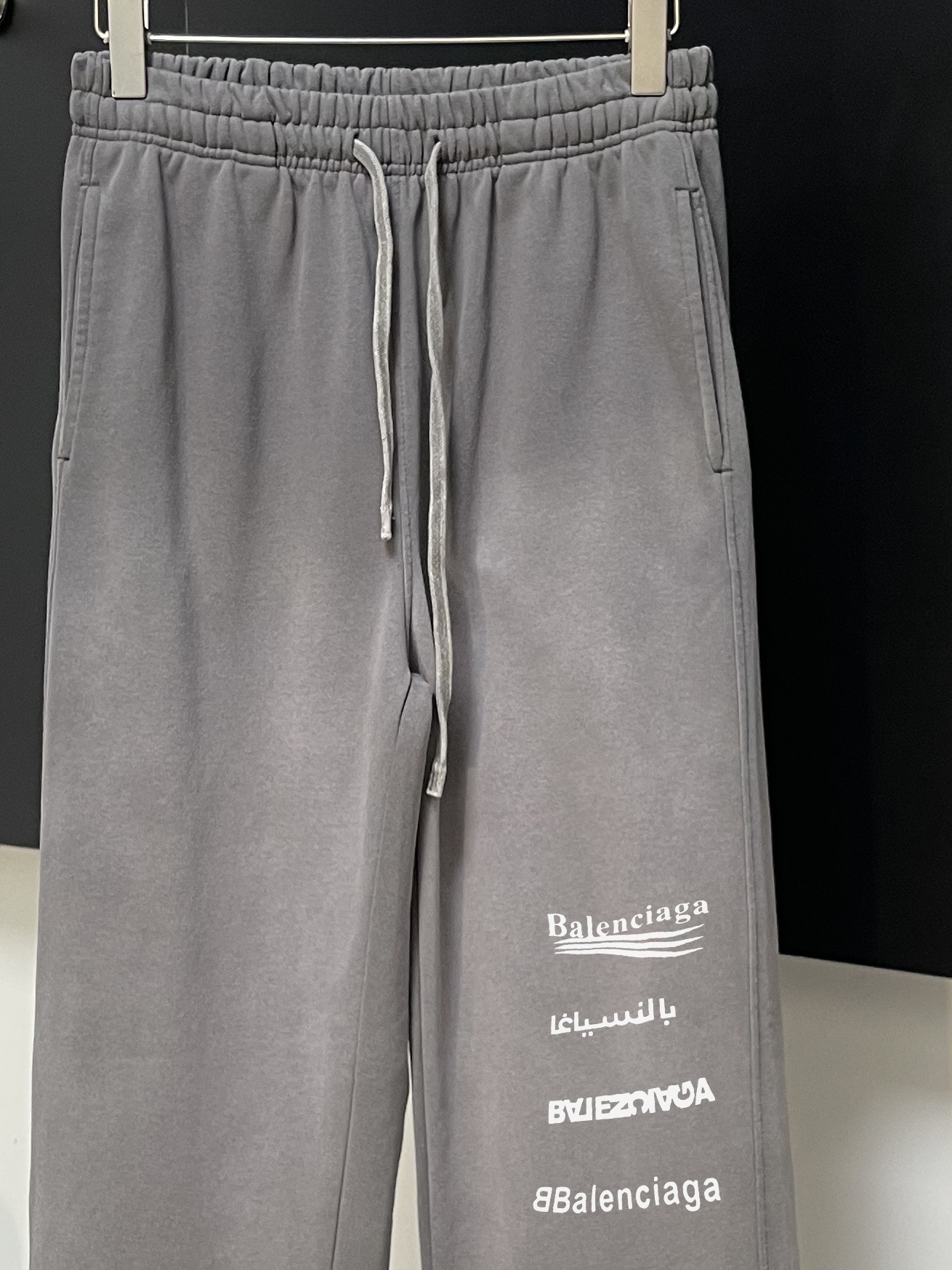 Balenciaga 高仿運動長褲男款 灰色多語標語印花寬鬆款| 11 Balenciaga 高仿運動長褲男款 灰色多語標語印花寬鬆款