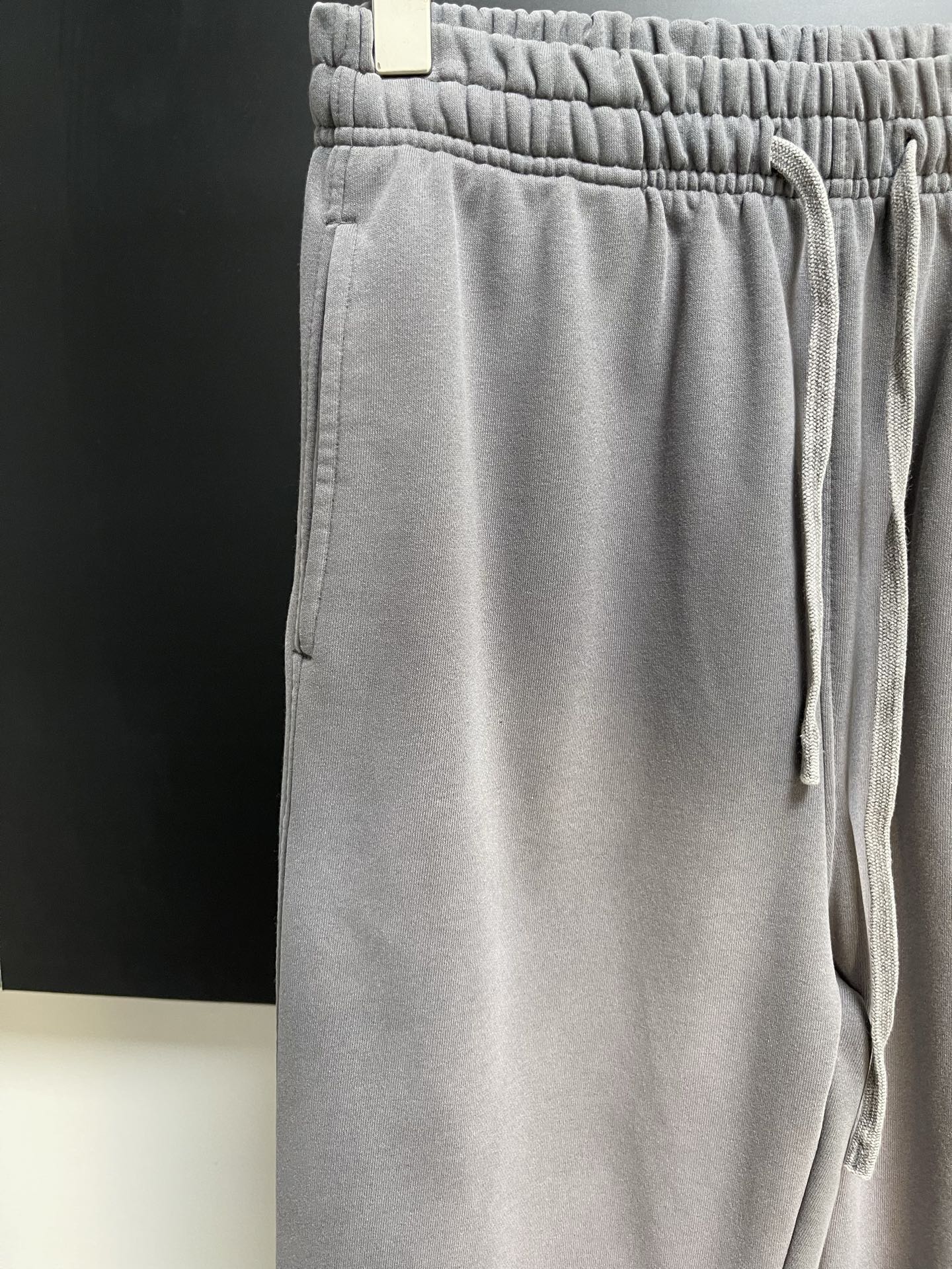 Balenciaga 高仿運動長褲男款 灰色多語標語印花寬鬆款| 7 Balenciaga 高仿運動長褲男款 灰色多語標語印花寬鬆款