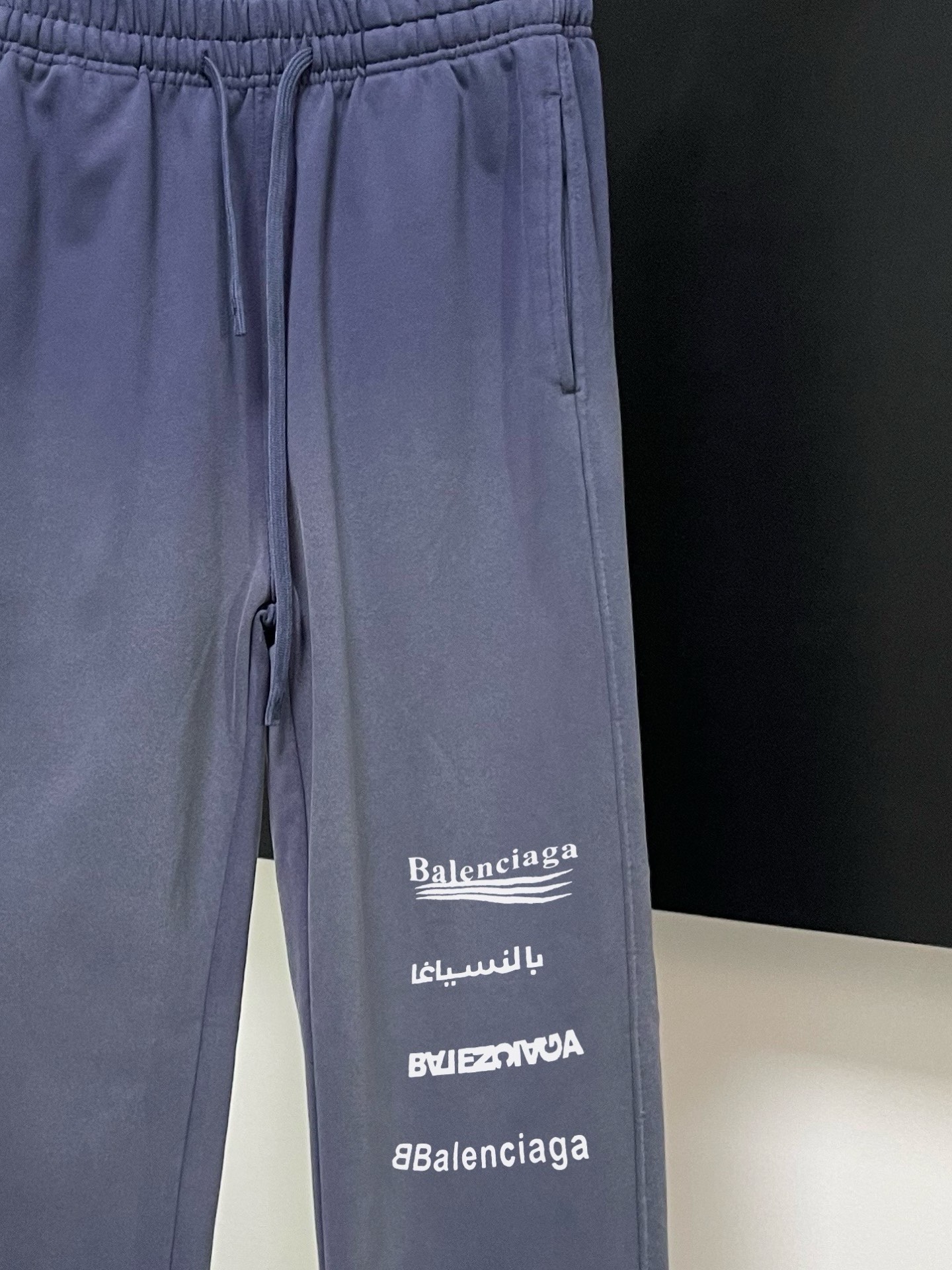 Balenciaga 原單運動長褲男款 深藍色多語印花 百搭款式| 11 Balenciaga 原單運動長褲男款 深藍色多語印花 百搭款式