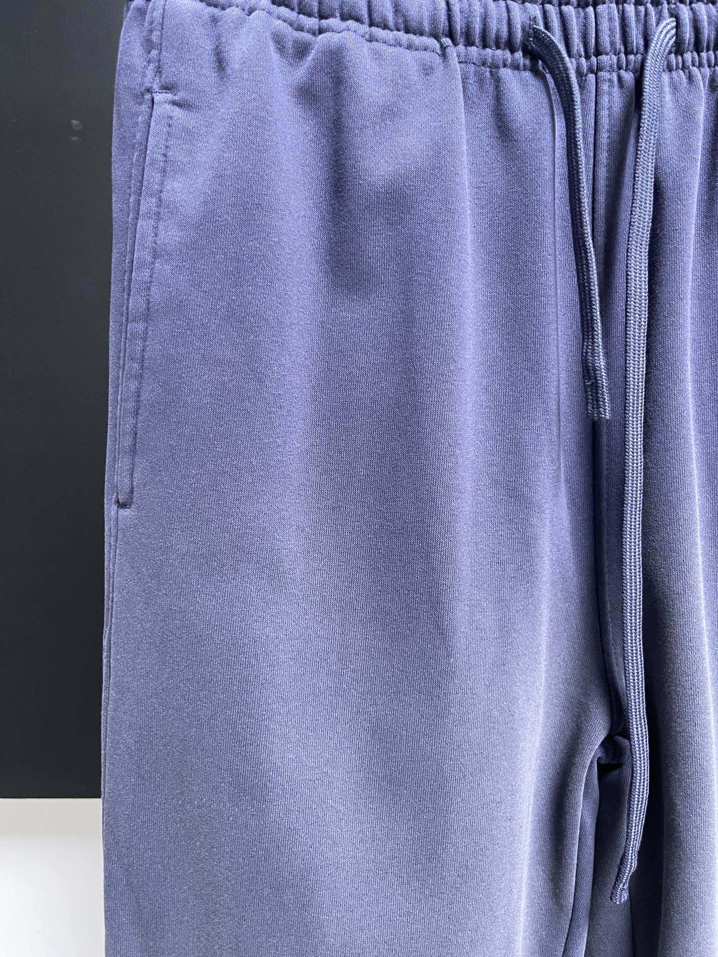 Balenciaga 原單運動長褲男款 深藍色多語印花 百搭款式| 9 Balenciaga 原單運動長褲男款 深藍色多語印花 百搭款式