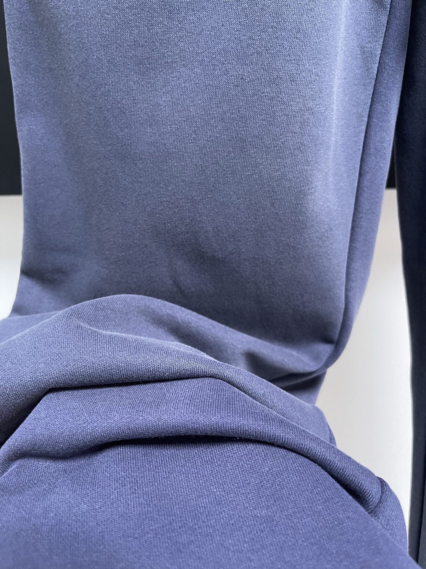 Balenciaga 原單運動長褲男款 深藍色多語印花 百搭款式| 7 Balenciaga 原單運動長褲男款 深藍色多語印花 百搭款式