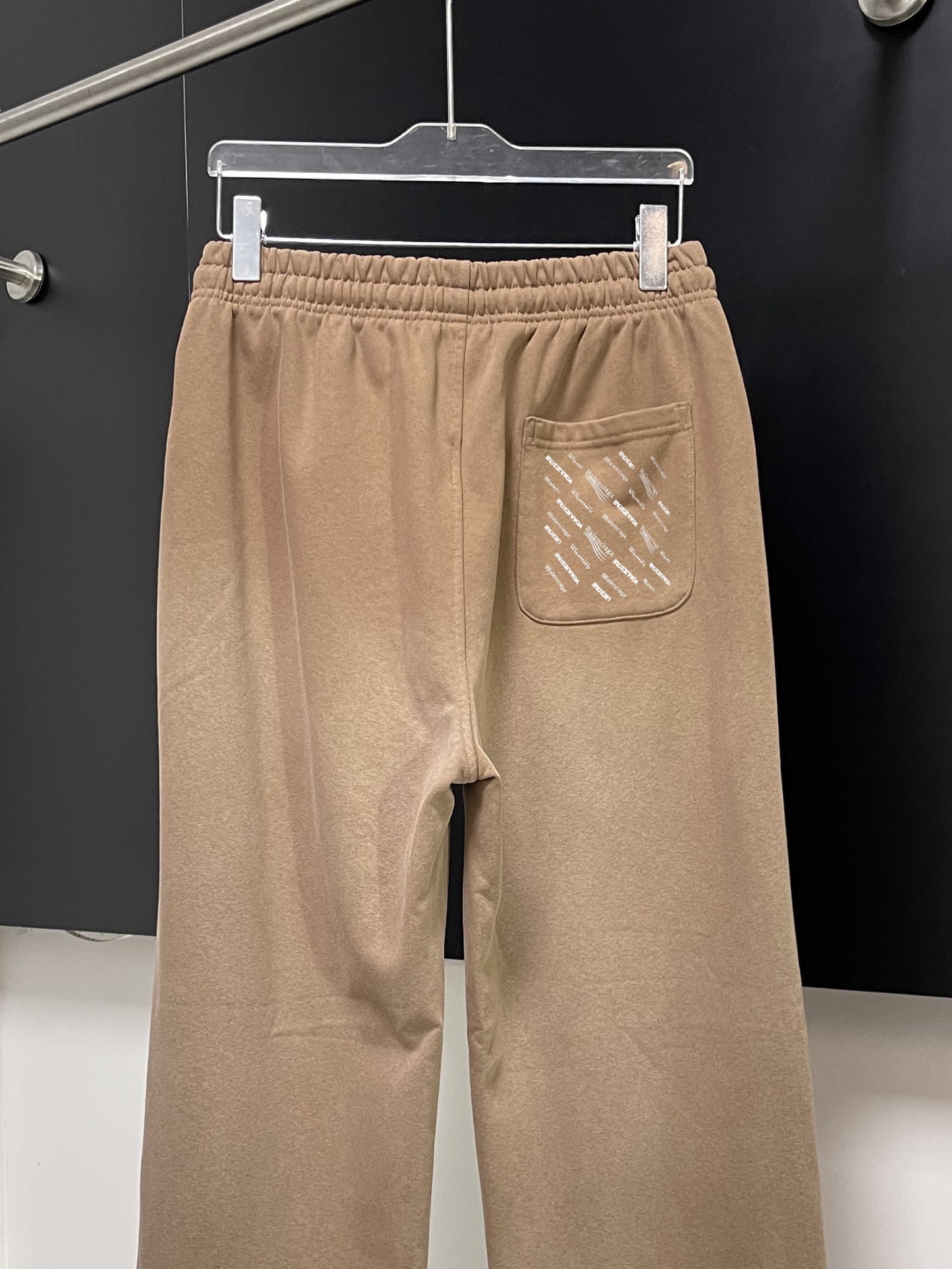 Balenciaga 高仿運動長褲男款 咖啡棕印花寬鬆設計款| 11 Balenciaga 高仿運動長褲男款 咖啡棕印花寬鬆設計款