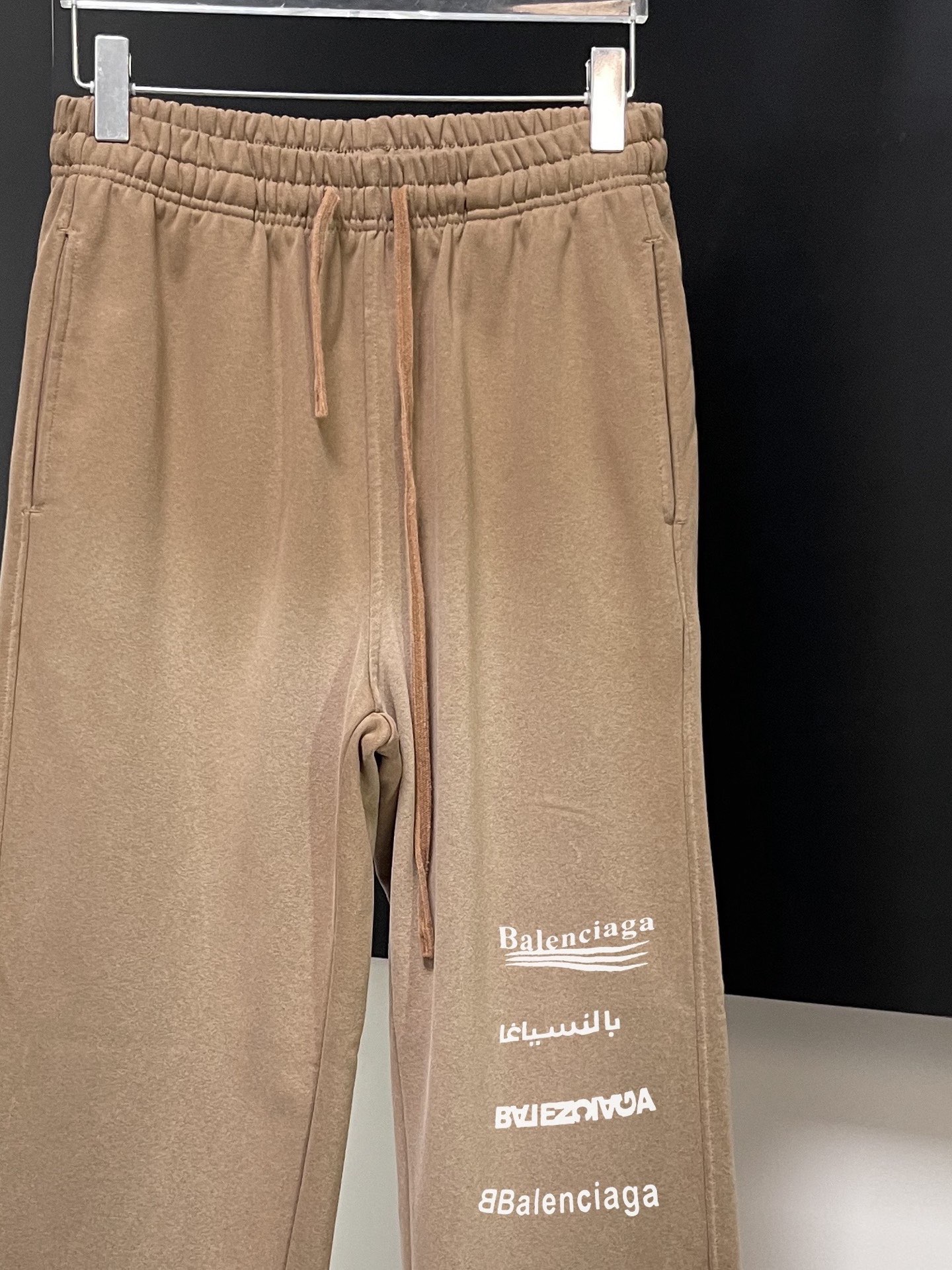 Balenciaga 高仿運動長褲男款 咖啡棕印花寬鬆設計款| 10 Balenciaga 高仿運動長褲男款 咖啡棕印花寬鬆設計款
