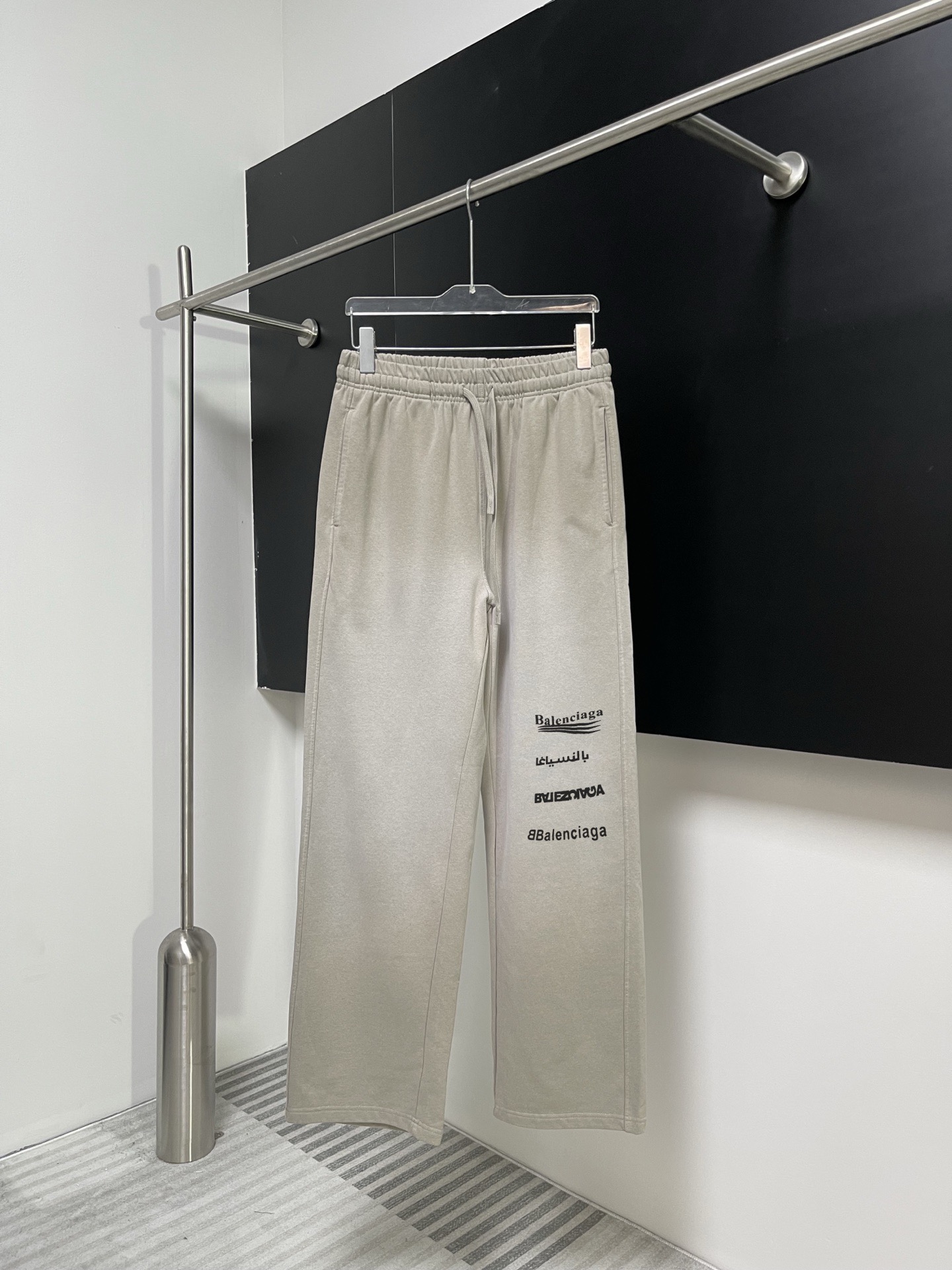 Balenciaga 一比一運動長褲男款 奶油白多語Logo 百搭設計款| 11 Balenciaga 一比一運動長褲男款 奶油白多語Logo 百搭設計款