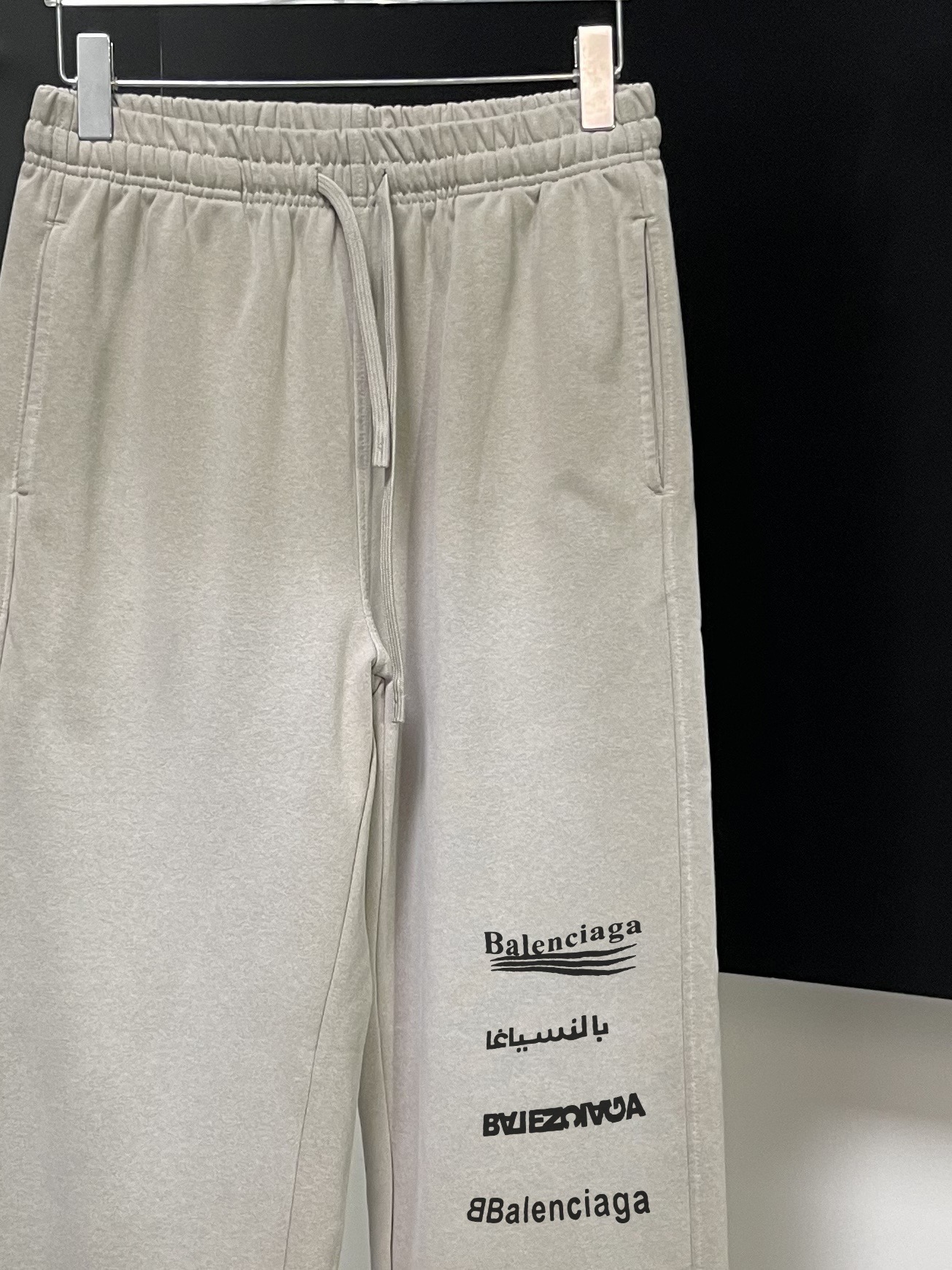 Balenciaga 一比一運動長褲男款 奶油白多語Logo 百搭設計款| 10 Balenciaga 一比一運動長褲男款 奶油白多語Logo 百搭設計款