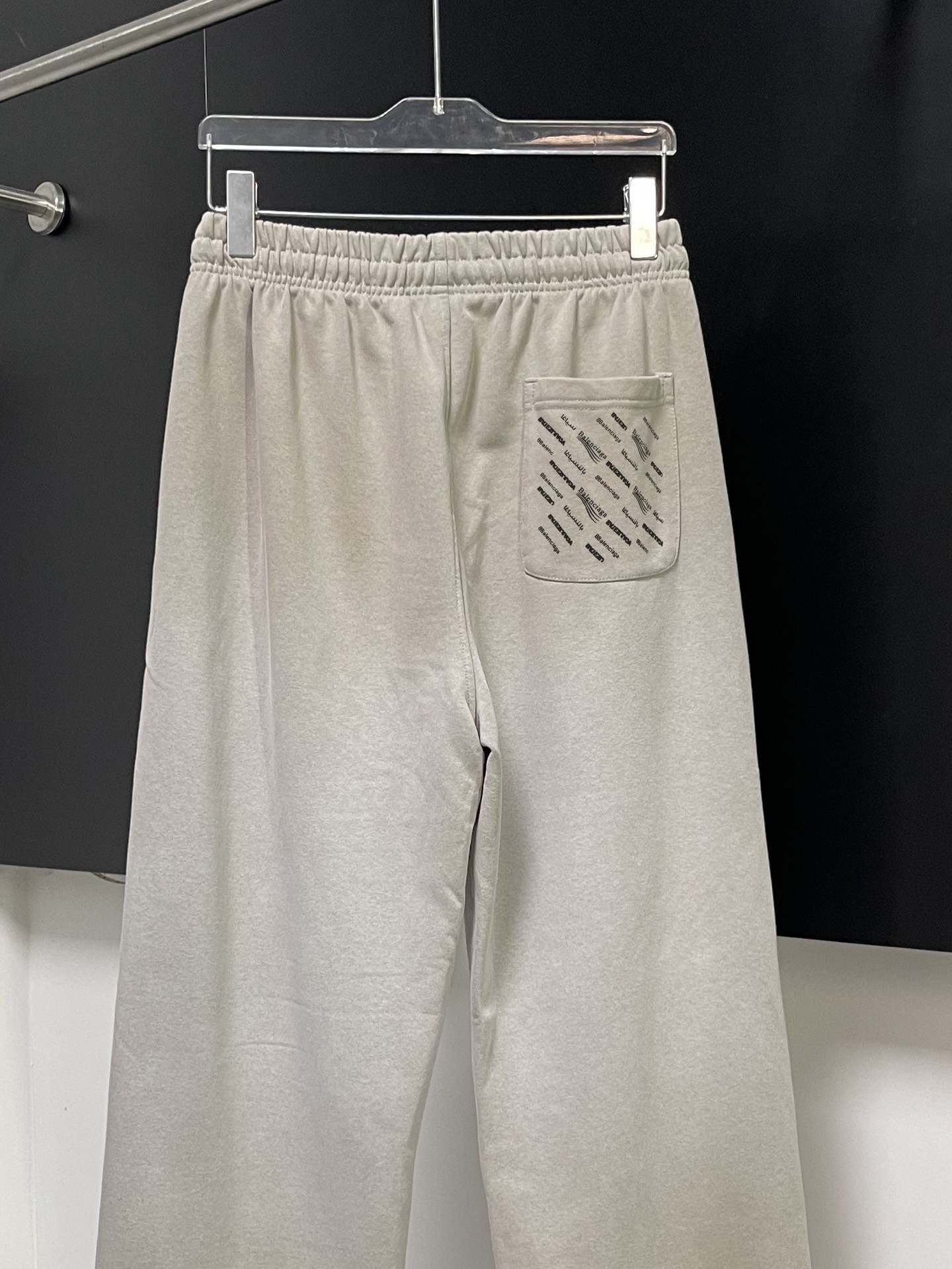 Balenciaga 一比一運動長褲男款 奶油白多語Logo 百搭設計款| 9 Balenciaga 一比一運動長褲男款 奶油白多語Logo 百搭設計款