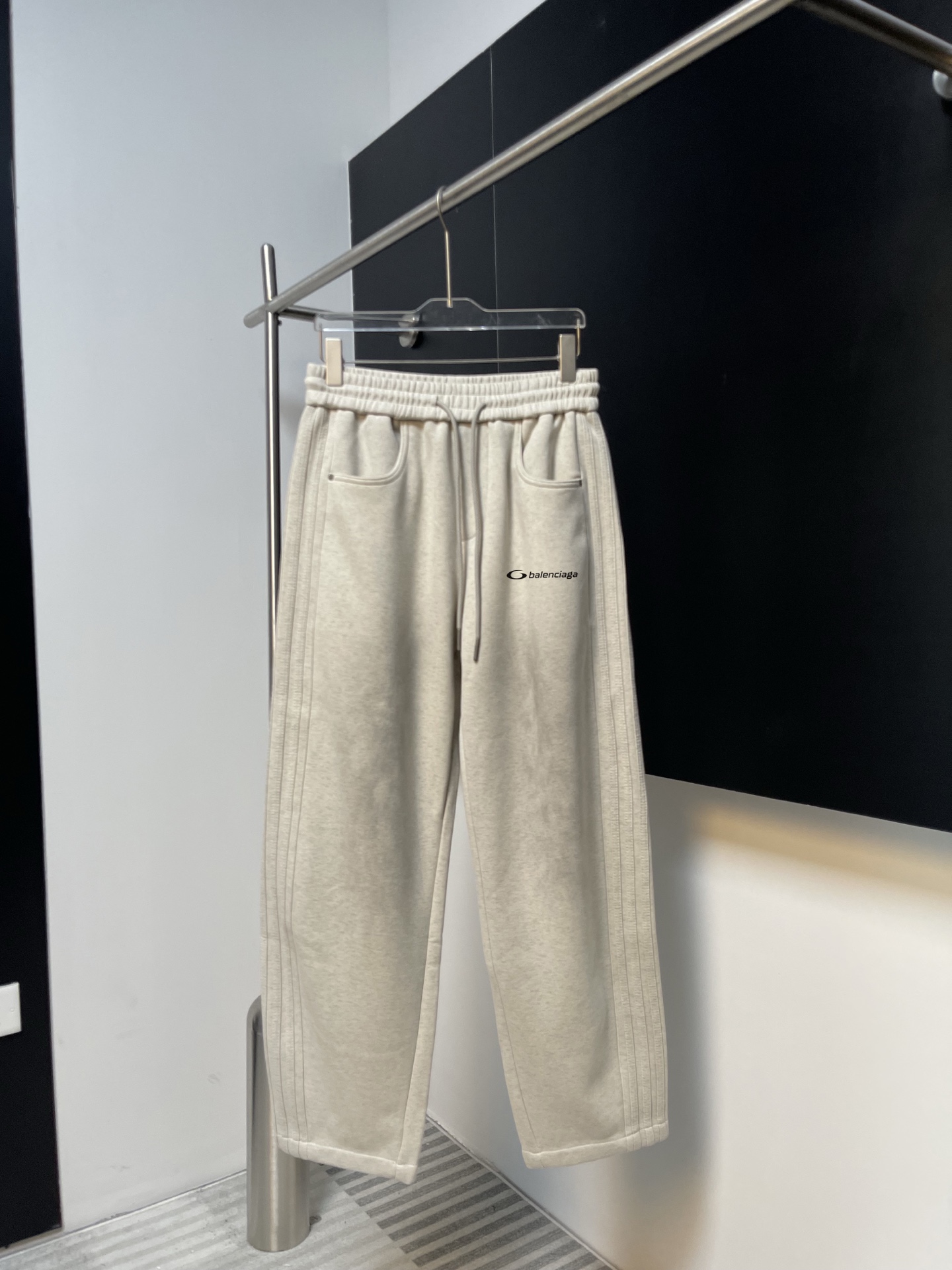 Balenciaga A貨運動長褲男款 奶白簡約小Logo 低調百搭設計| 13 Balenciaga A貨運動長褲男款 奶白簡約小Logo 低調百搭設計