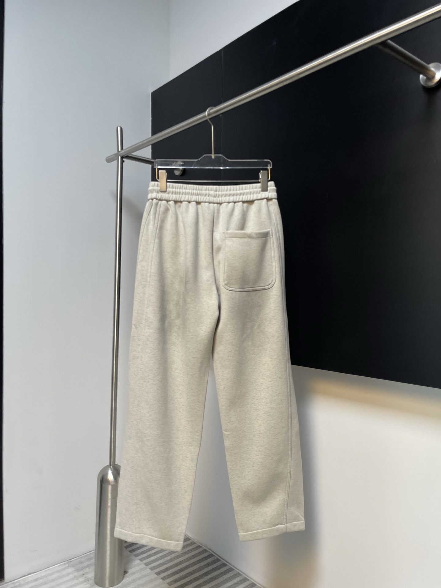 Balenciaga A貨運動長褲男款 奶白簡約小Logo 低調百搭設計| 12 Balenciaga A貨運動長褲男款 奶白簡約小Logo 低調百搭設計