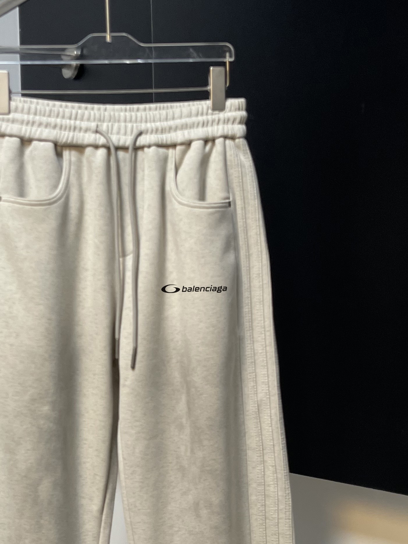 Balenciaga A貨運動長褲男款 奶白簡約小Logo 低調百搭設計| 11 Balenciaga A貨運動長褲男款 奶白簡約小Logo 低調百搭設計