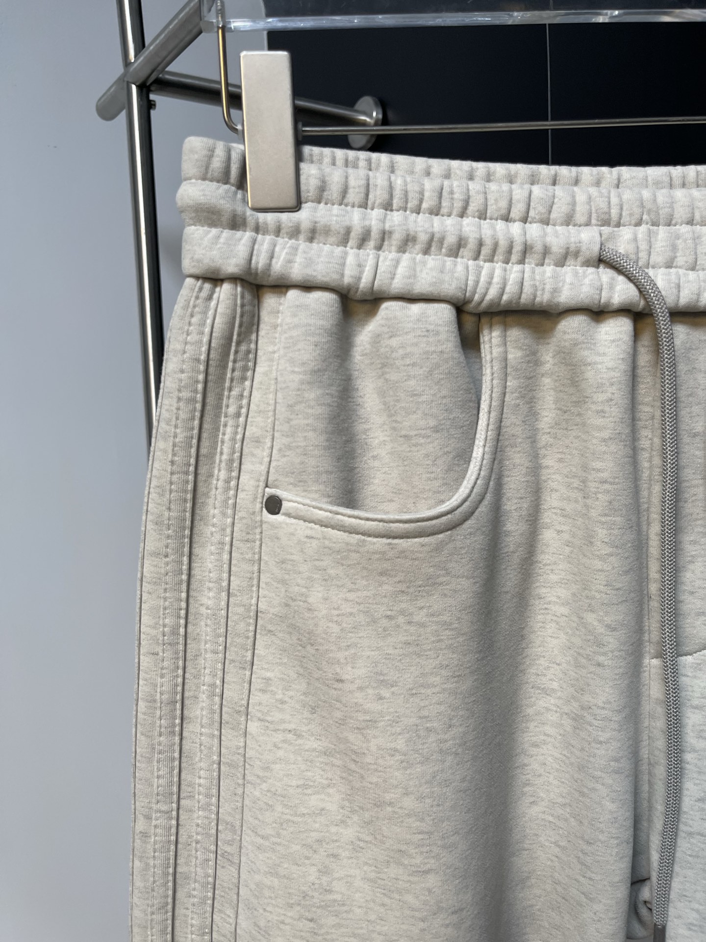 Balenciaga A貨運動長褲男款 奶白簡約小Logo 低調百搭設計| 10 Balenciaga A貨運動長褲男款 奶白簡約小Logo 低調百搭設計