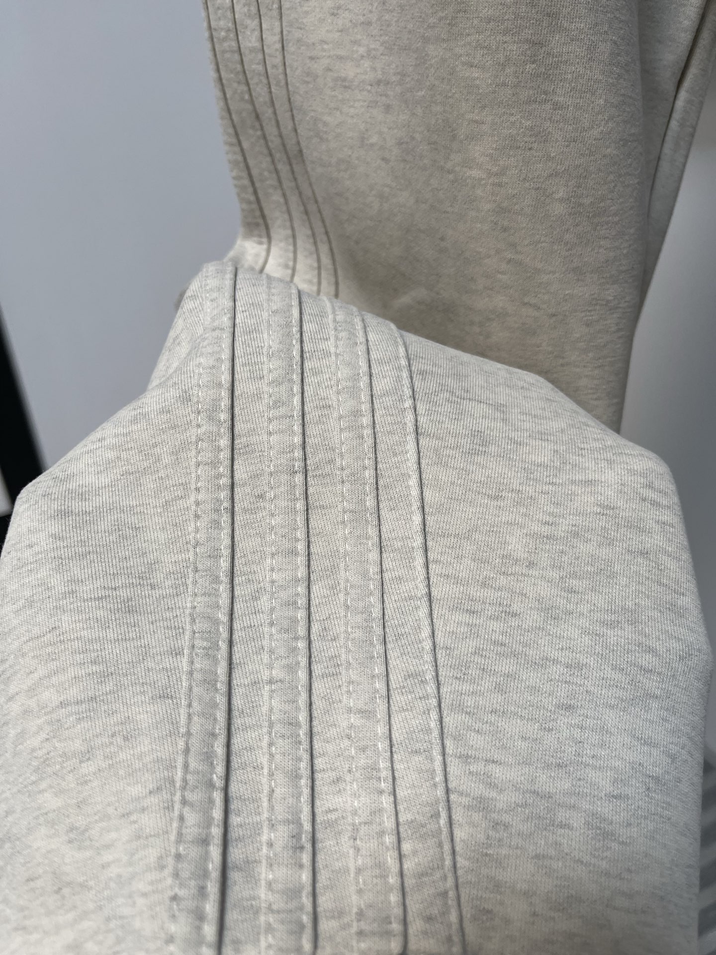 Balenciaga A貨運動長褲男款 奶白簡約小Logo 低調百搭設計| 8 Balenciaga A貨運動長褲男款 奶白簡約小Logo 低調百搭設計
