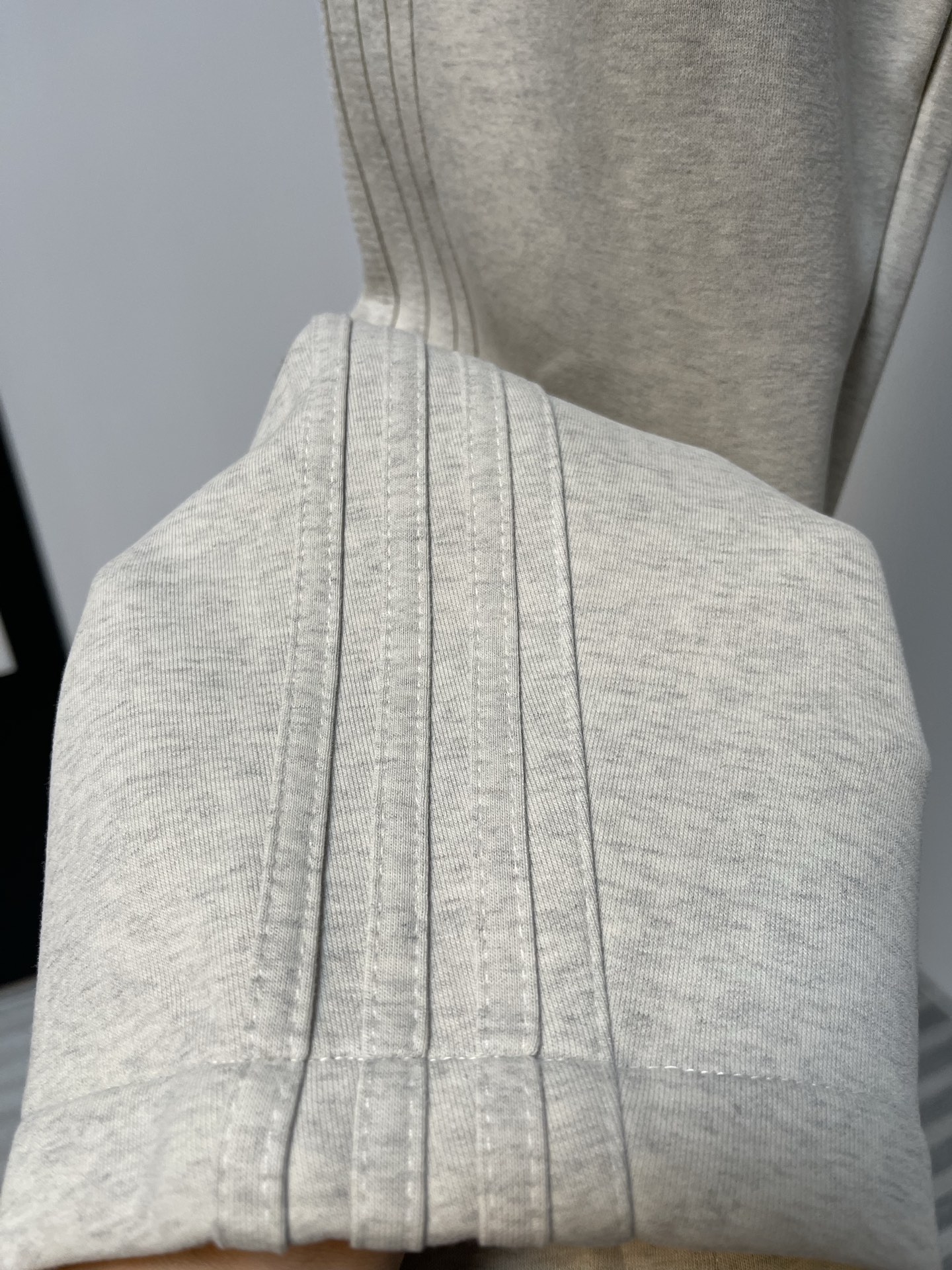 Balenciaga A貨運動長褲男款 奶白簡約小Logo 低調百搭設計| 7 Balenciaga A貨運動長褲男款 奶白簡約小Logo 低調百搭設計