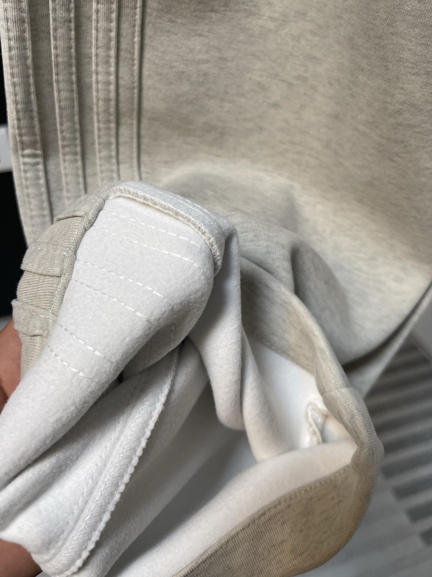 Balenciaga A貨運動長褲男款 奶白簡約小Logo 低調百搭設計| 14 Balenciaga A貨運動長褲男款 奶白簡約小Logo 低調百搭設計