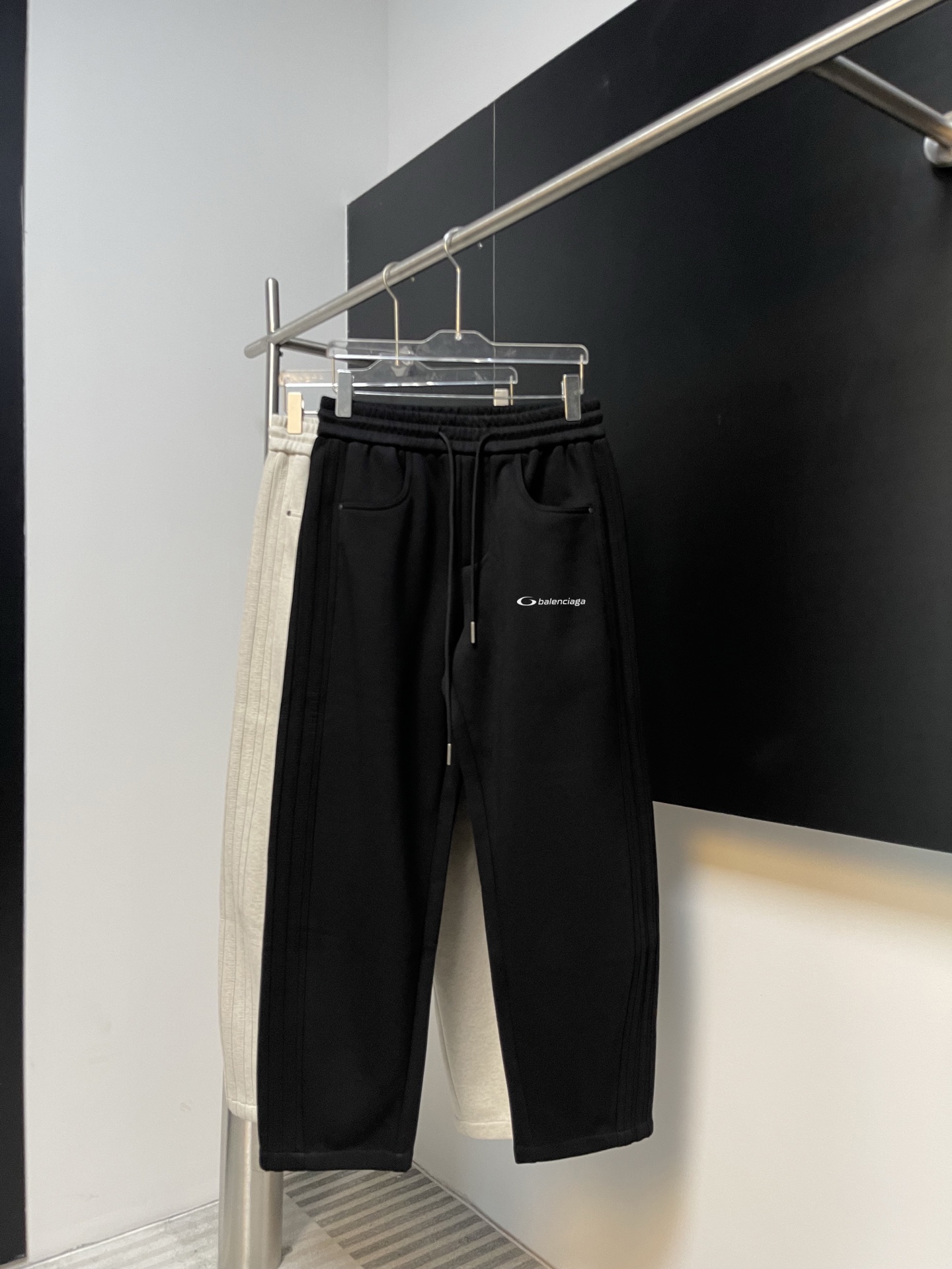 Balenciaga 高仿運動長褲男款 黑色刺繡Logo簡約設計款