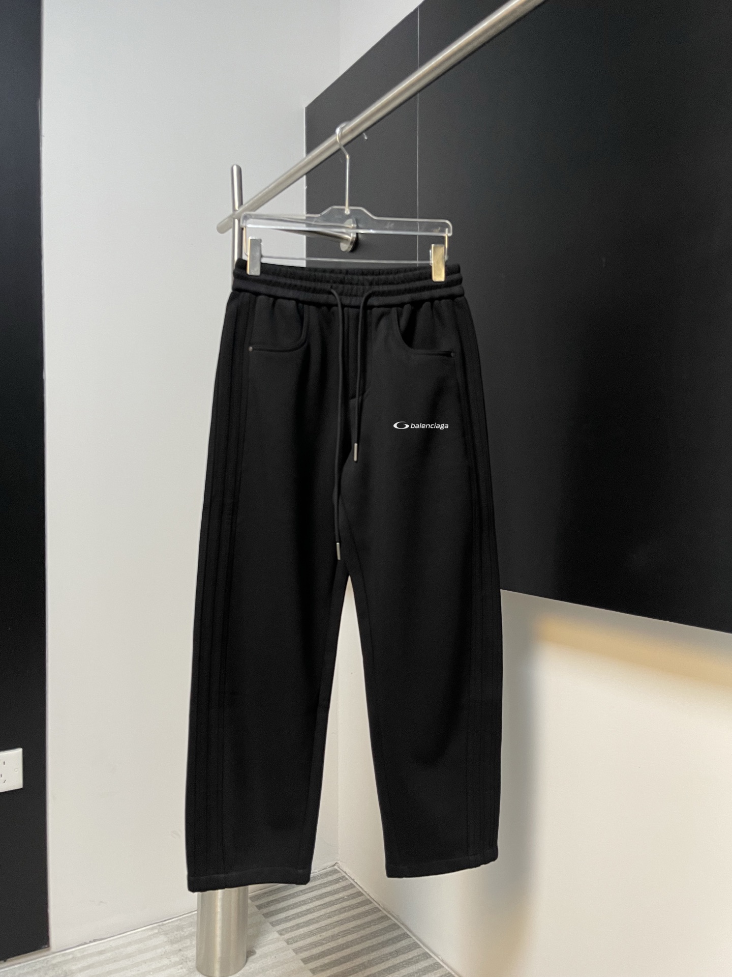 Balenciaga 高仿運動長褲男款 黑色刺繡Logo簡約設計款| 13 Balenciaga 高仿運動長褲男款 黑色刺繡Logo簡約設計款
