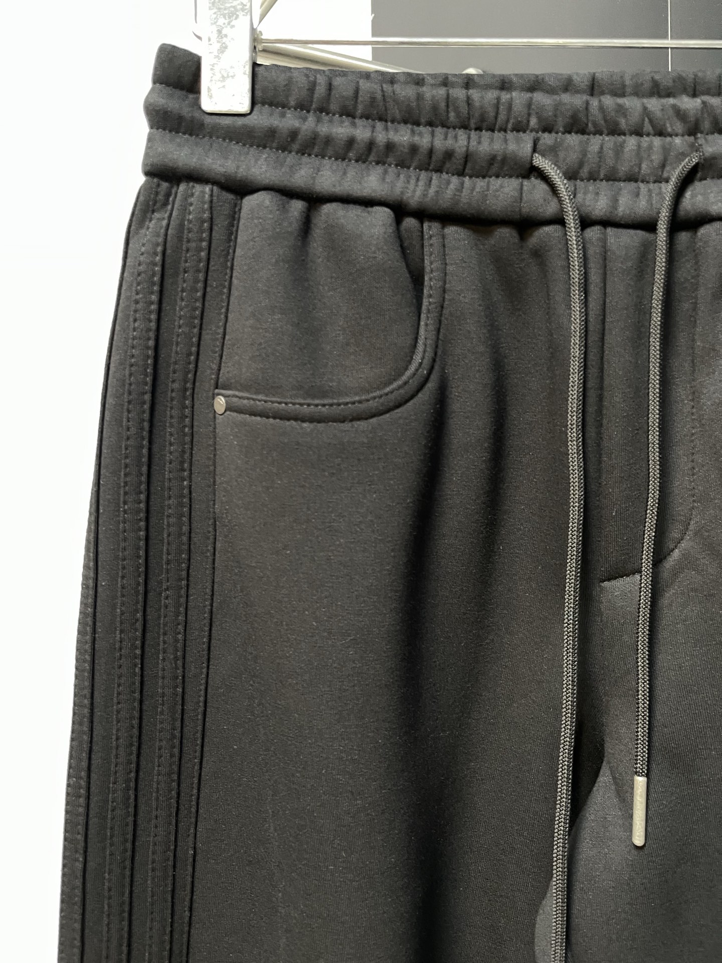 Balenciaga 高仿運動長褲男款 黑色刺繡Logo簡約設計款| 10 Balenciaga 高仿運動長褲男款 黑色刺繡Logo簡約設計款