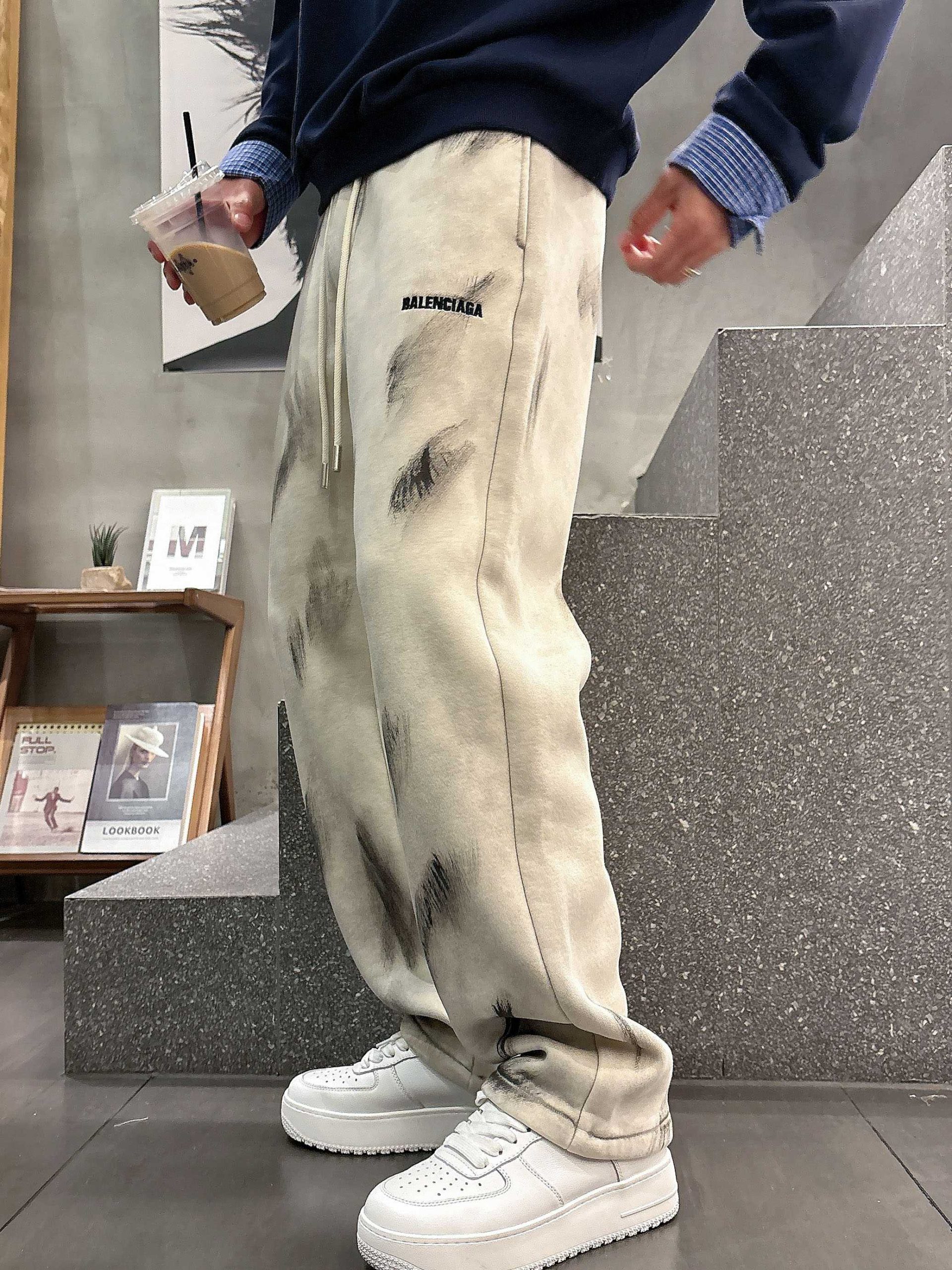 Balenciaga 一比一運動長褲男款 奶油白刷舊風 潮感設計| 10 Balenciaga 一比一運動長褲男款 奶油白刷舊風 潮感設計
