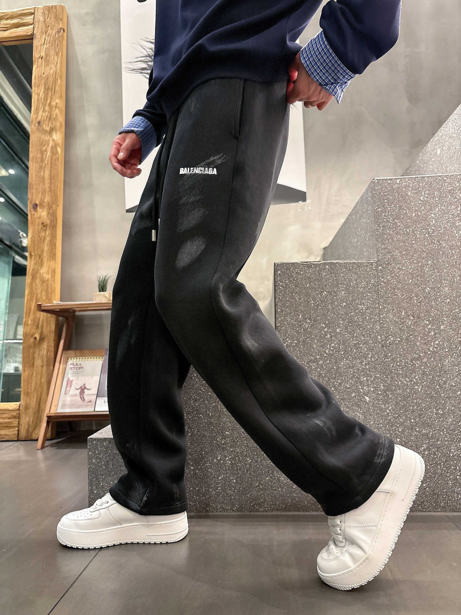 Balenciaga 原單運動長褲男款 刷舊黑色Logo款 潮流街頭風格| 10 Balenciaga 原單運動長褲男款 刷舊黑色Logo款 潮流街頭風格