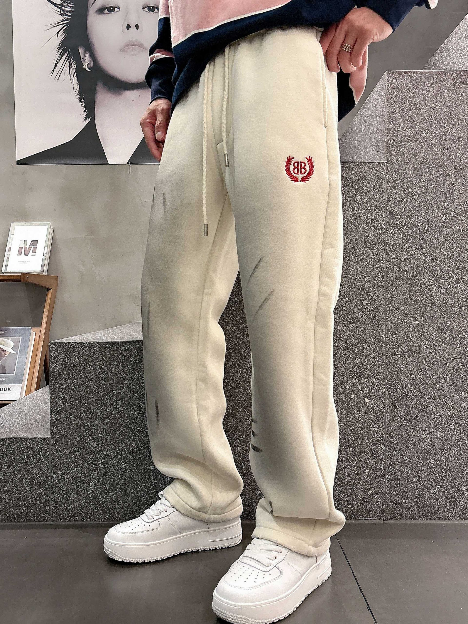 Balenciaga 高仿運動長褲 奶油白刷舊紅徽章款 潮流男裝推薦| 14 Balenciaga 高仿運動長褲 奶油白刷舊紅徽章款 潮流男裝推薦