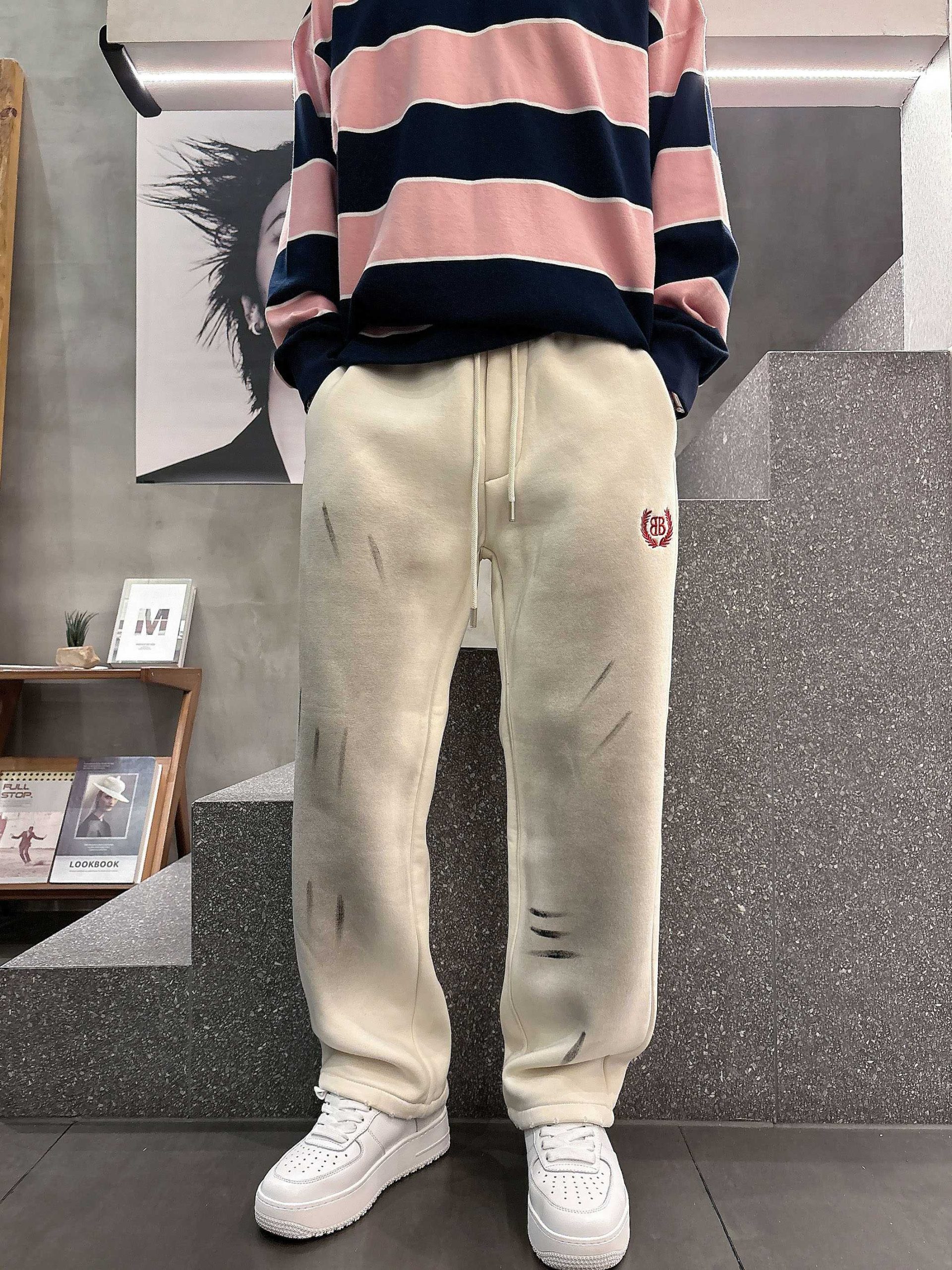 Balenciaga 高仿運動長褲 奶油白刷舊紅徽章款 潮流男裝推薦| 13 Balenciaga 高仿運動長褲 奶油白刷舊紅徽章款 潮流男裝推薦